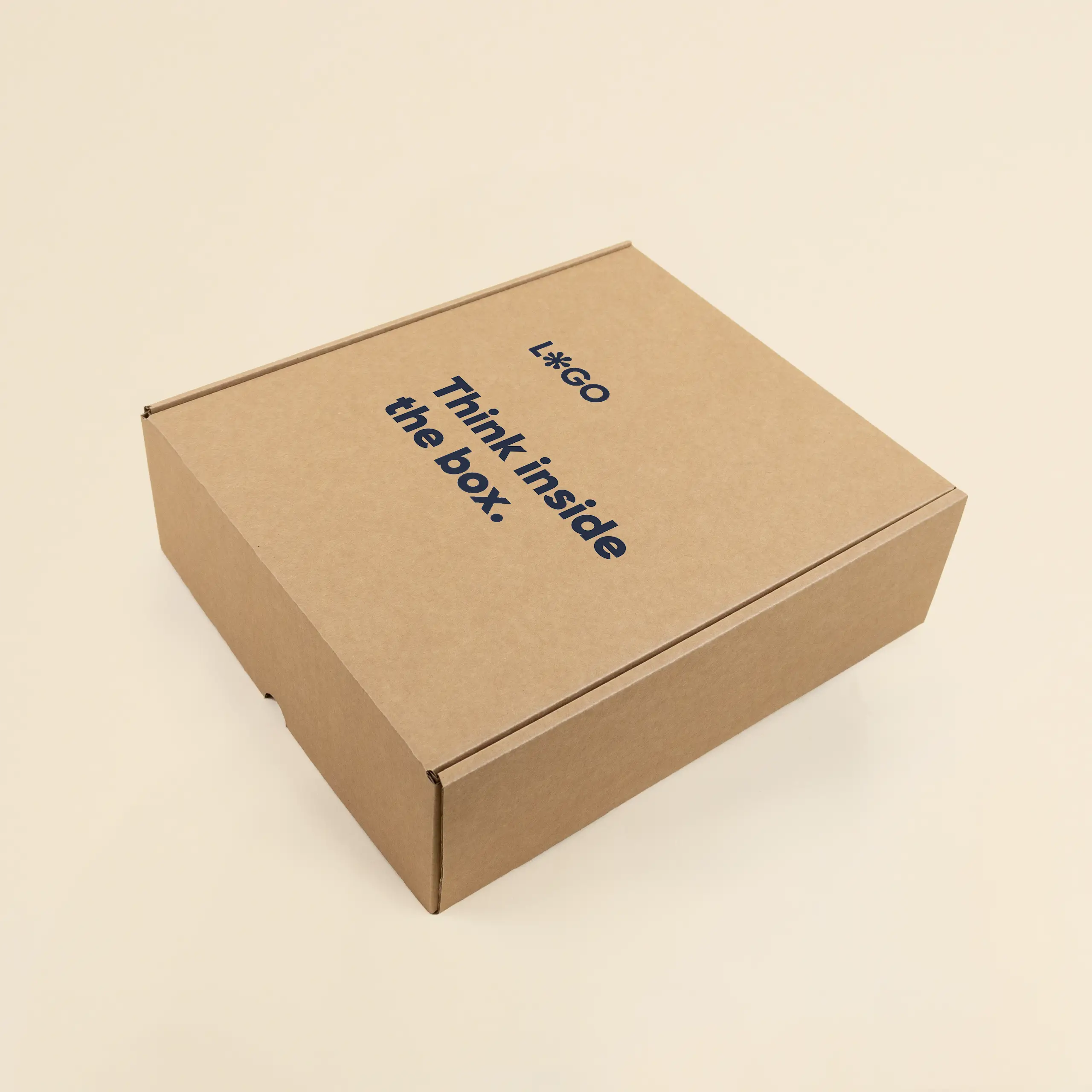 Una caja M personalizada a un color sobre fondo beige