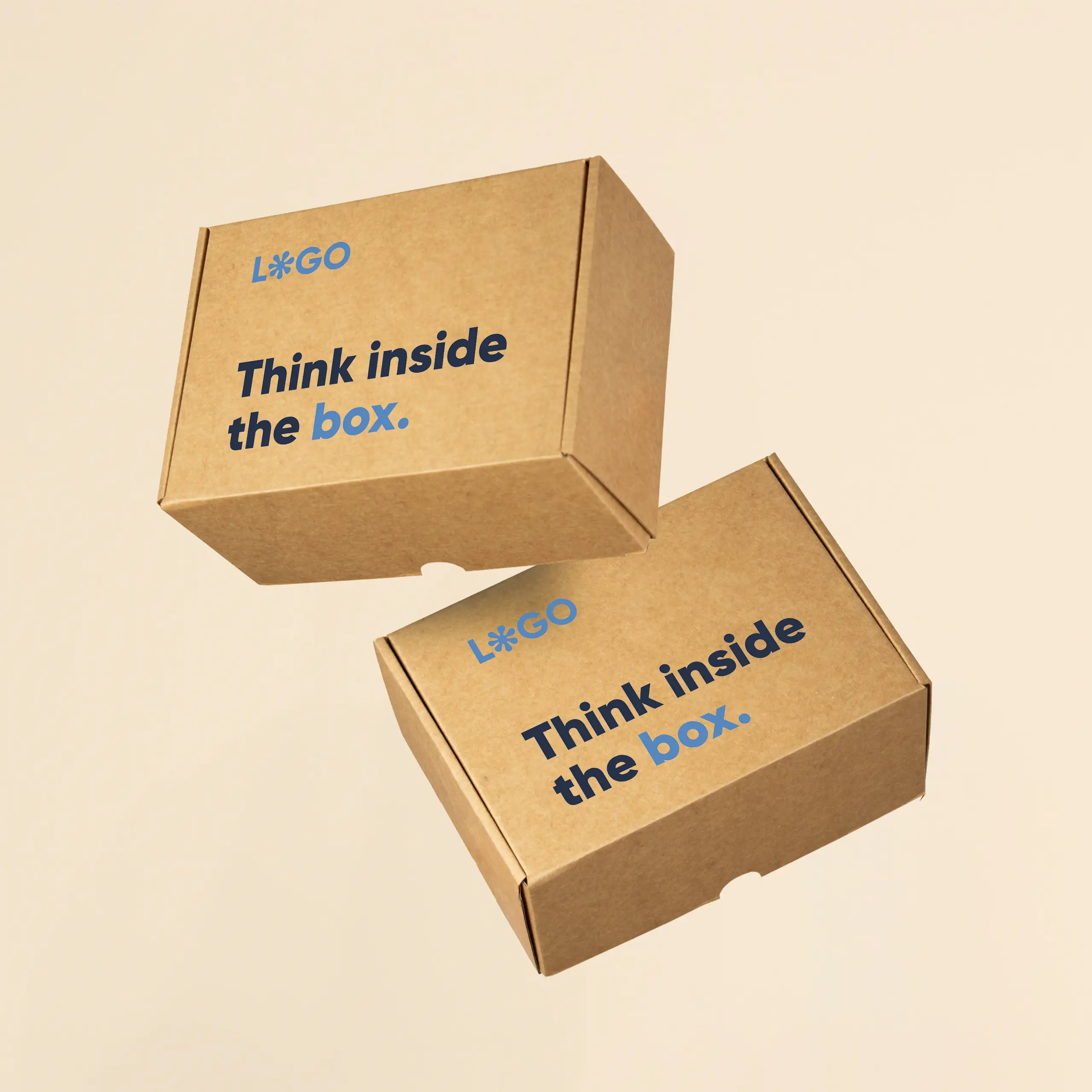 Dos cajas M personalizadas a todo color sobre fondo beige