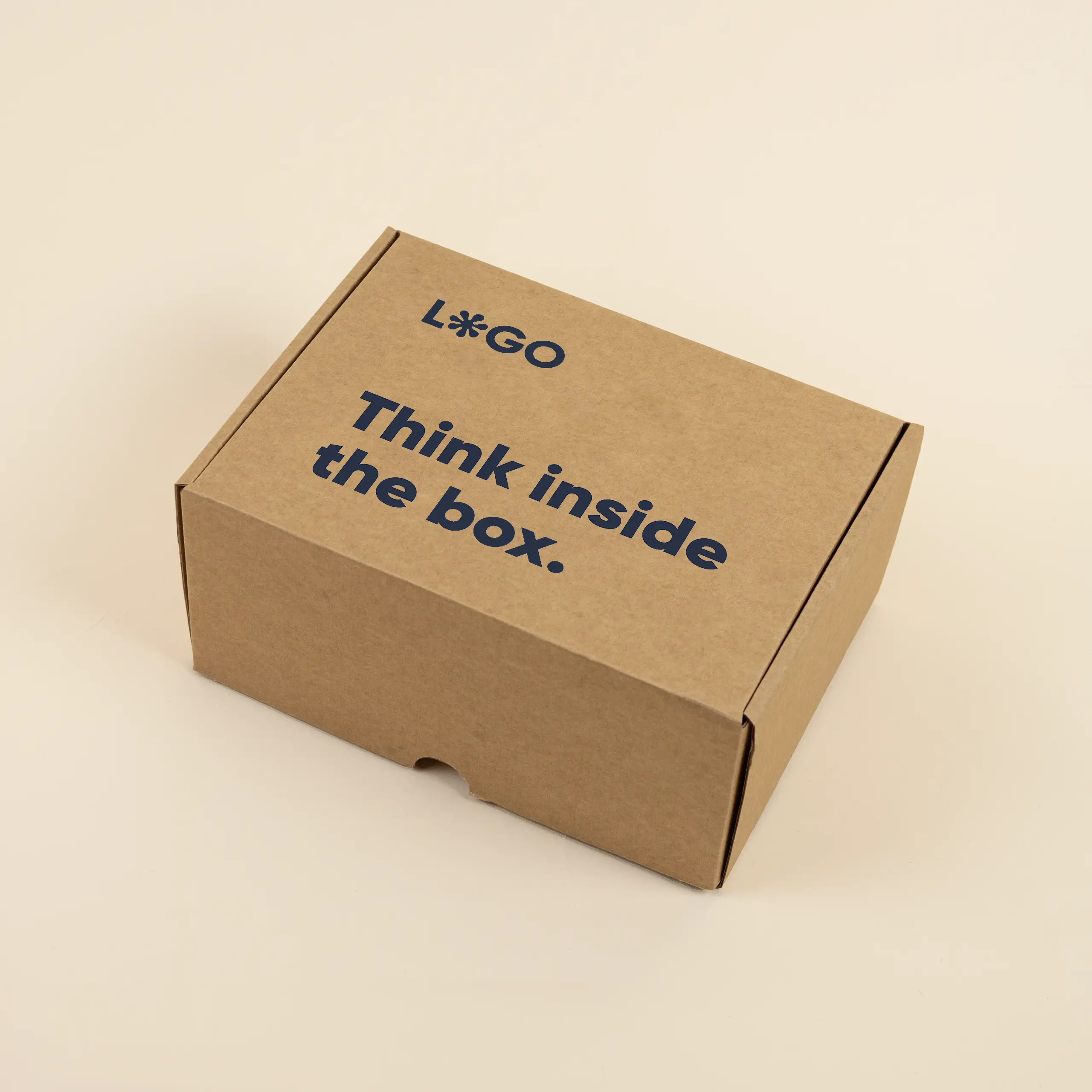 Una caja S personalizada a un color sobre un fondo beige