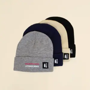 Cuatro gorros de invierno ecológicos personalizados sobre fondo beige