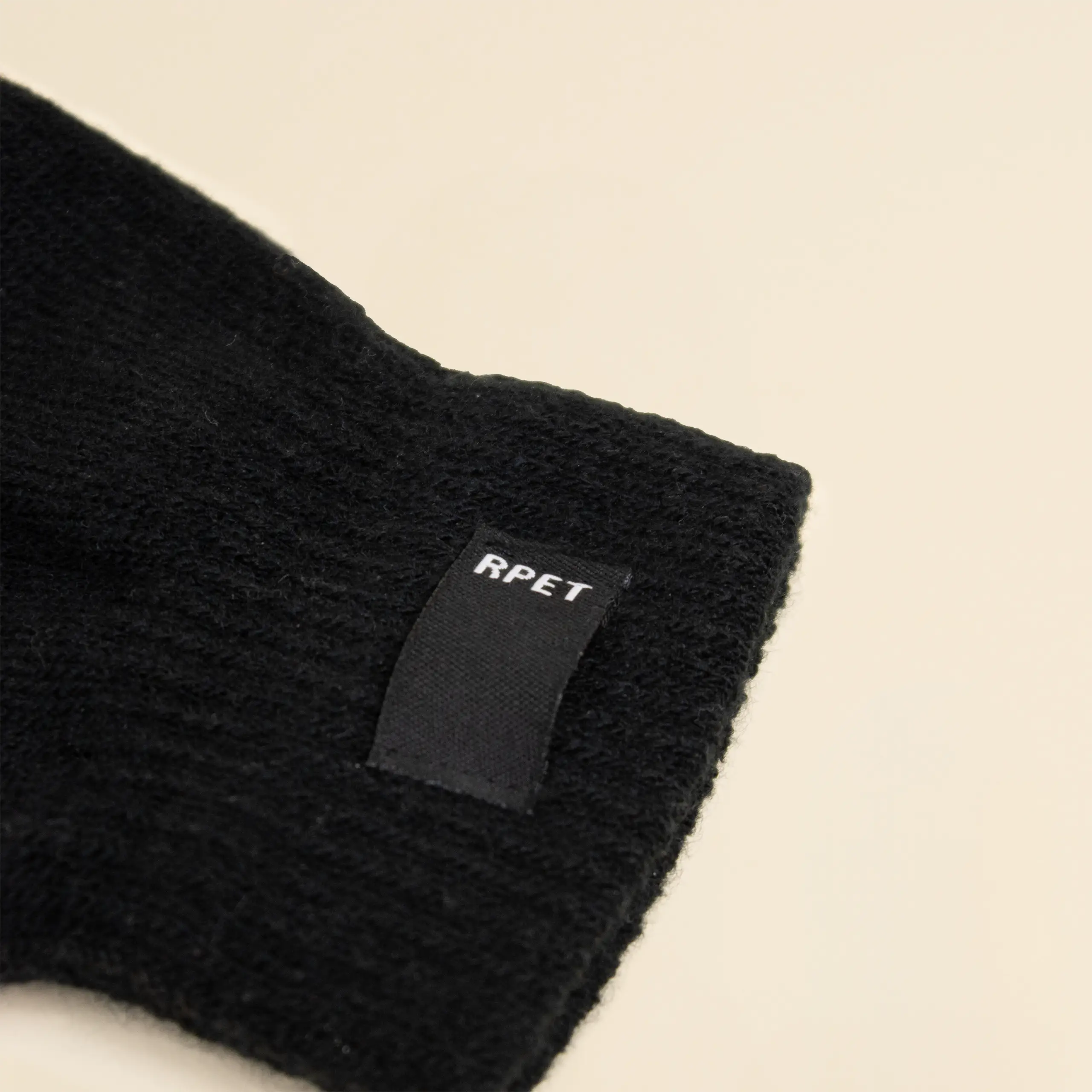 Guantes KLEAN personalizados Guantes personalizados KLEAN con etiquetaa rPET sobre fondo beige