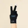 Mano con guantes personalizados KLEAN sobre un fondo beige