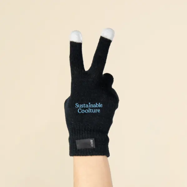 Mano con guantes personalizados KLEAN sobre un fondo beige
