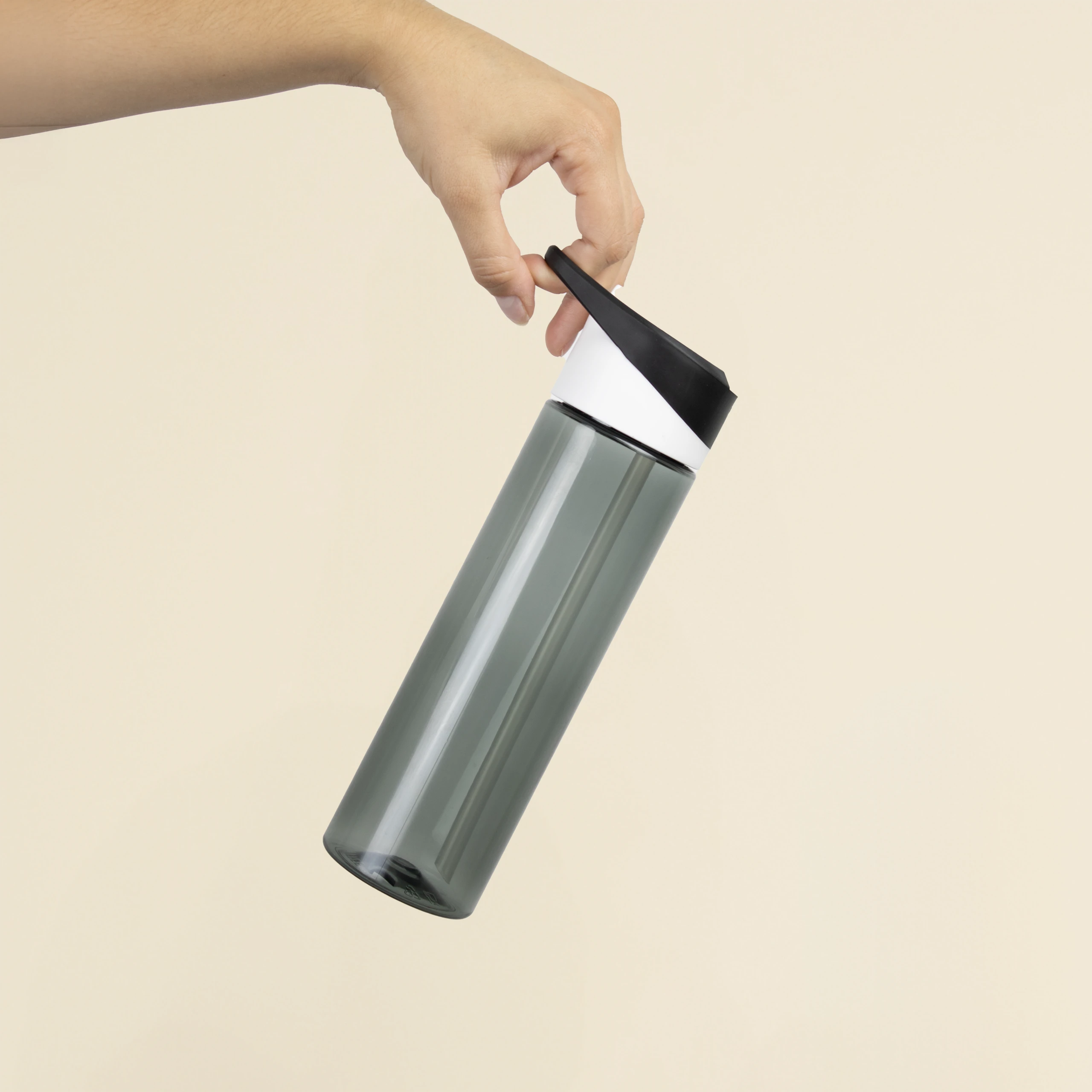 Botella de gimnasio personalizada LEMOS Mano sosteniendo una botella de gimnasio negra sobre un fondo beige