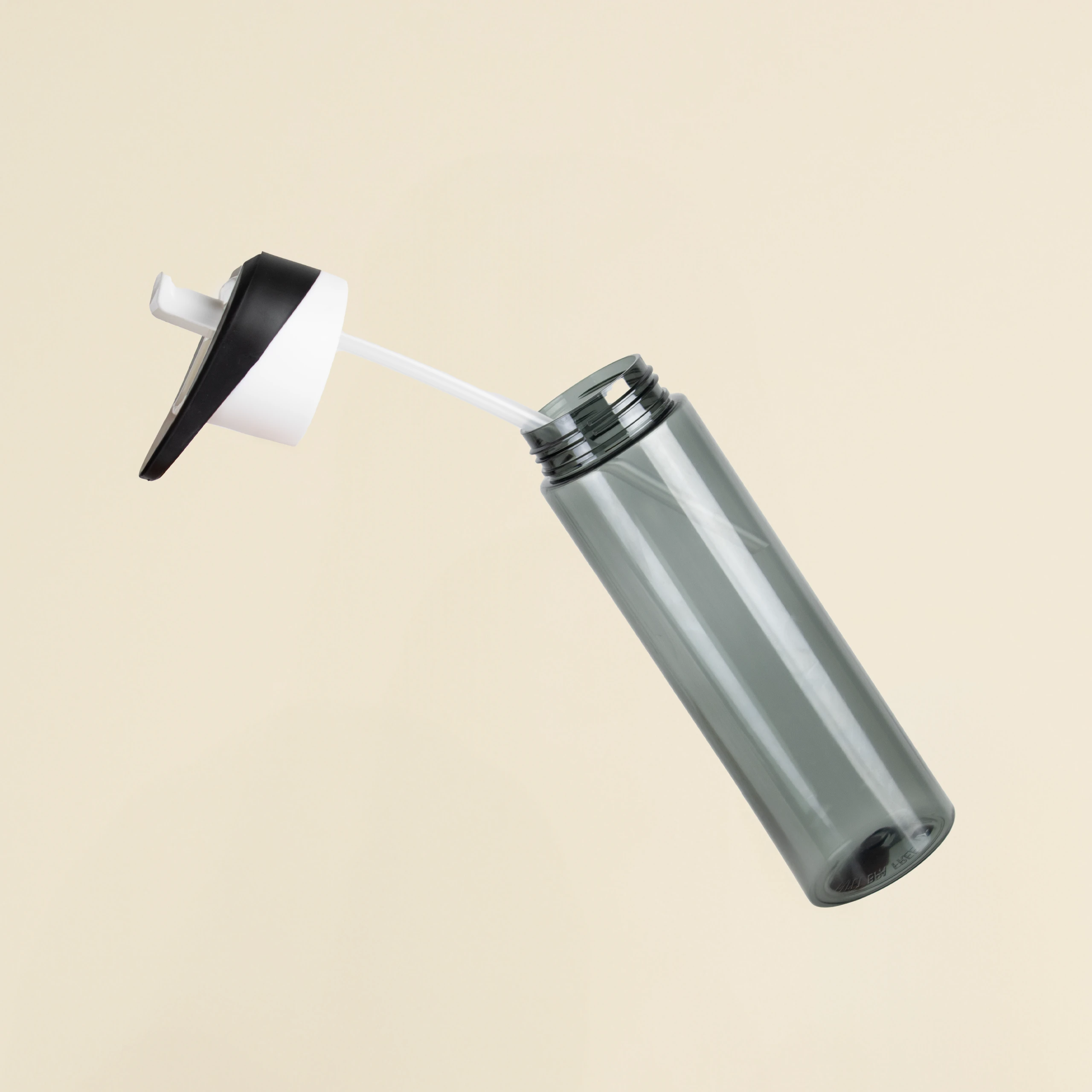 Botella de gimnasio personalizada LEMOS Botella de gimnasio negra en rpet personalizada abierta sobre fondo beige