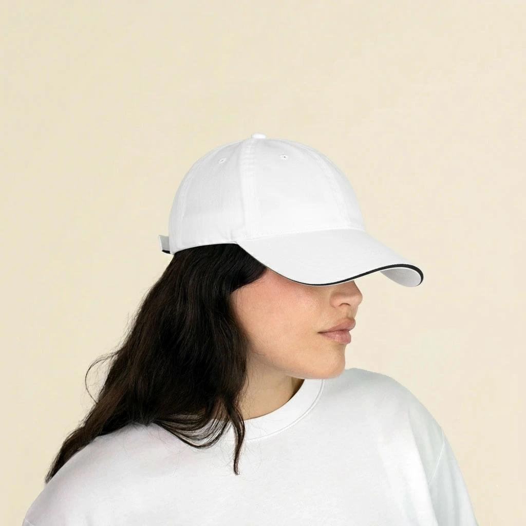 Gorra azul con logo lateral en un fondo beige