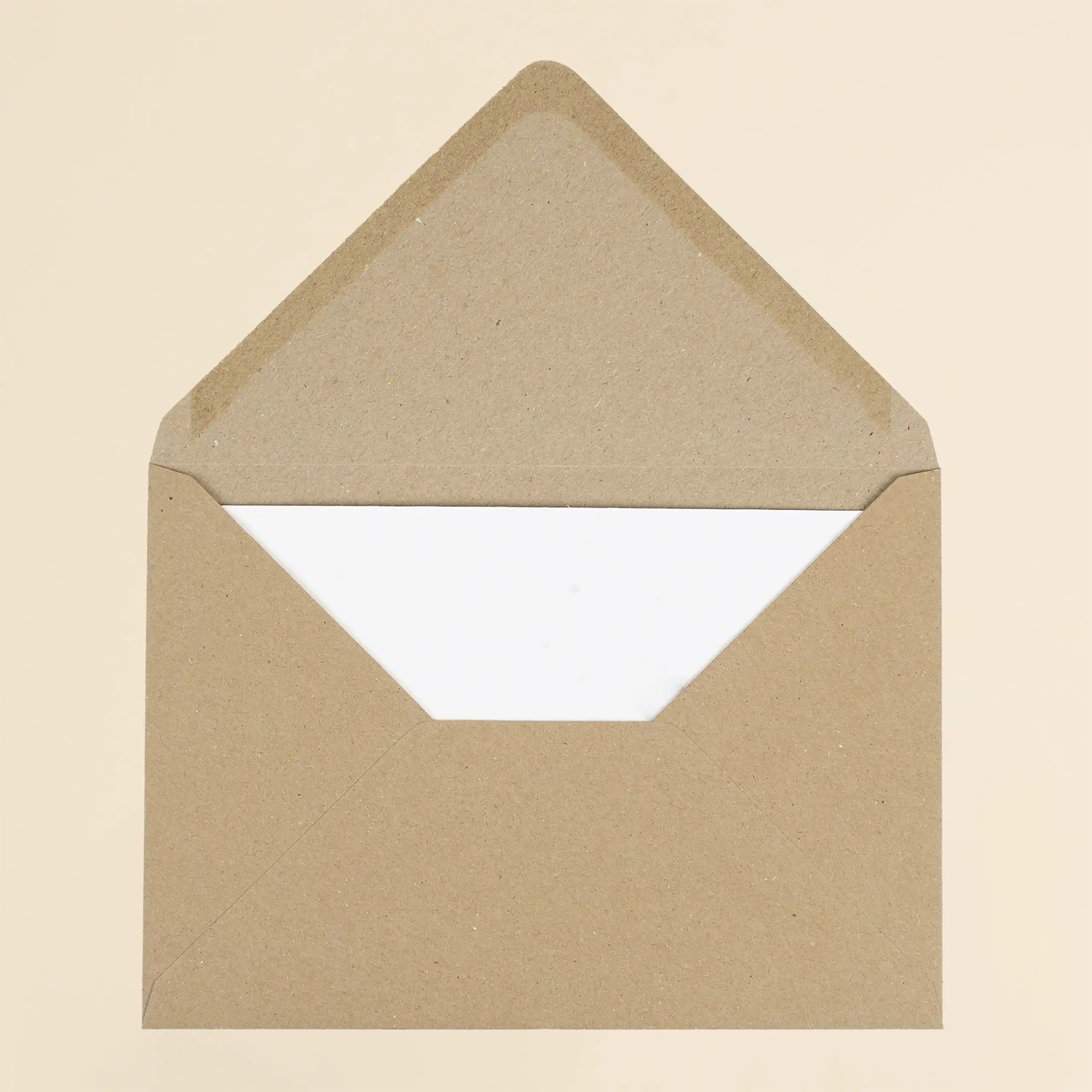 Sobres kraft personalizados C5 Trasera de un sobre kraft C5 abierto con una tarjeta blanca en su interior