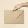Sobres kraft personalizados C5 Mano mostrando la trasera de un sobre kraft en formato C5