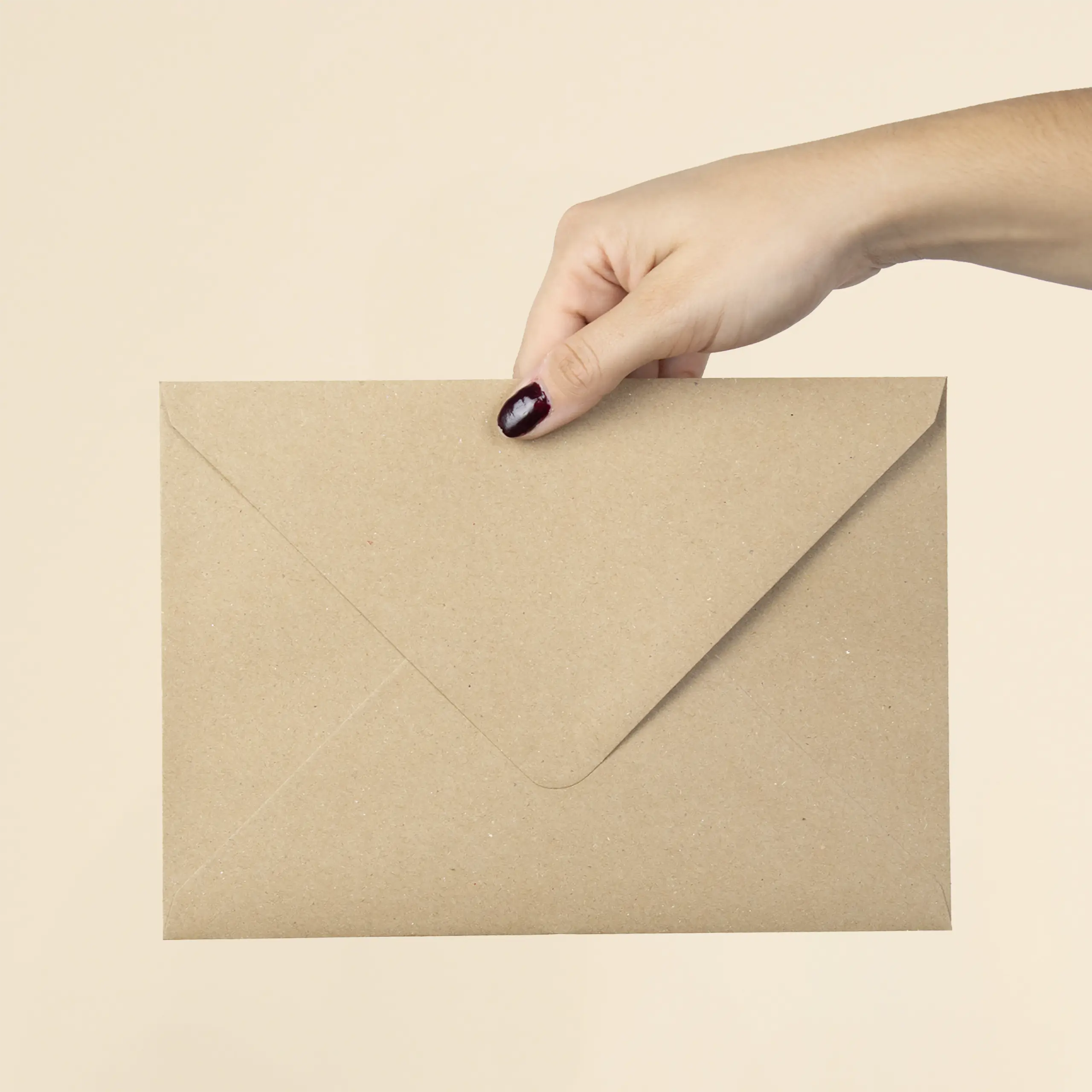 Sobres kraft personalizados C5 Mano mostrando la trasera de un sobre kraft en formato C5