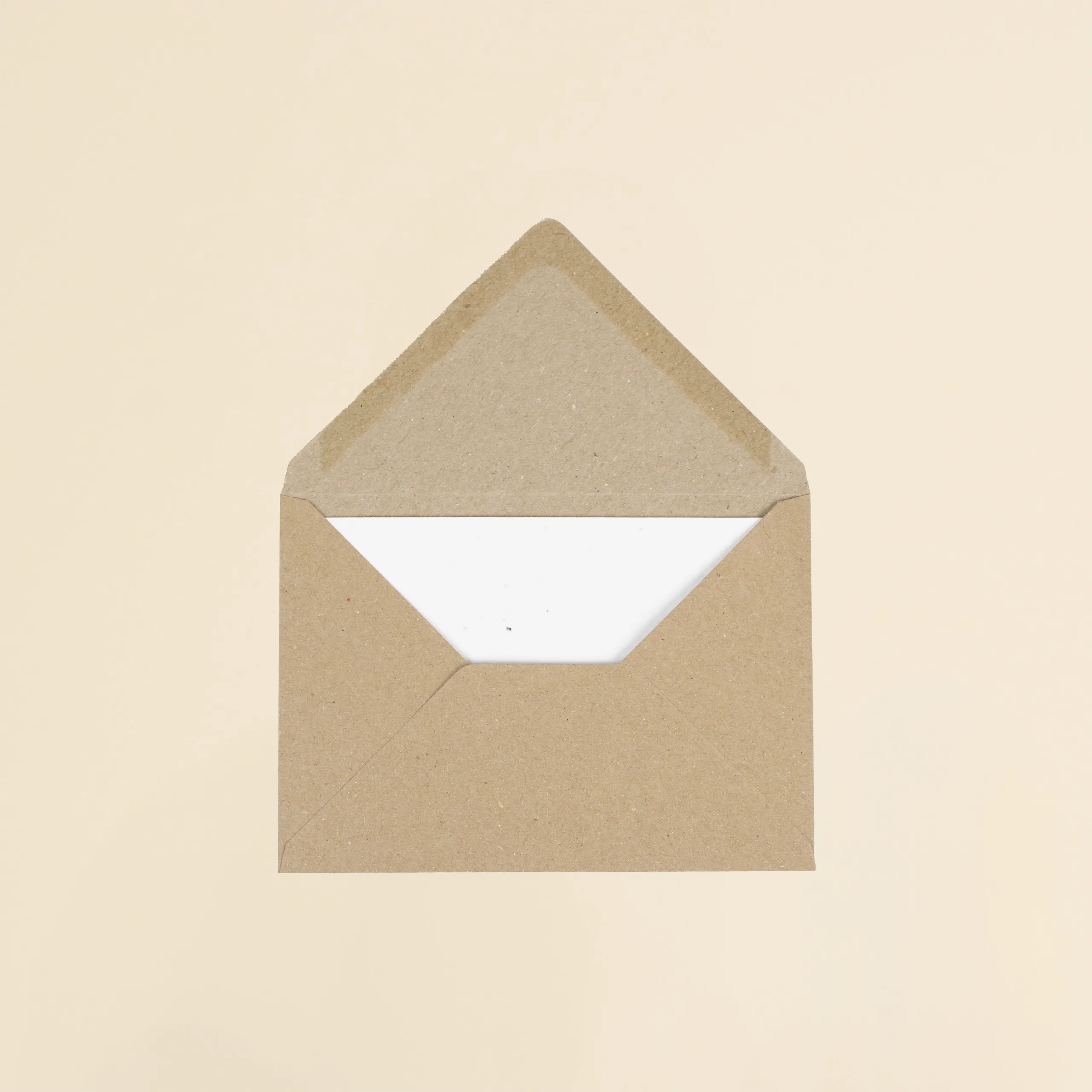 Trasera de un sobre kraft C6 abierto con una tarjeta blanca en su interior