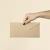 Sobres kraft personalizados DL Mano mostrando la trasera de un sobre kraft en formato DL