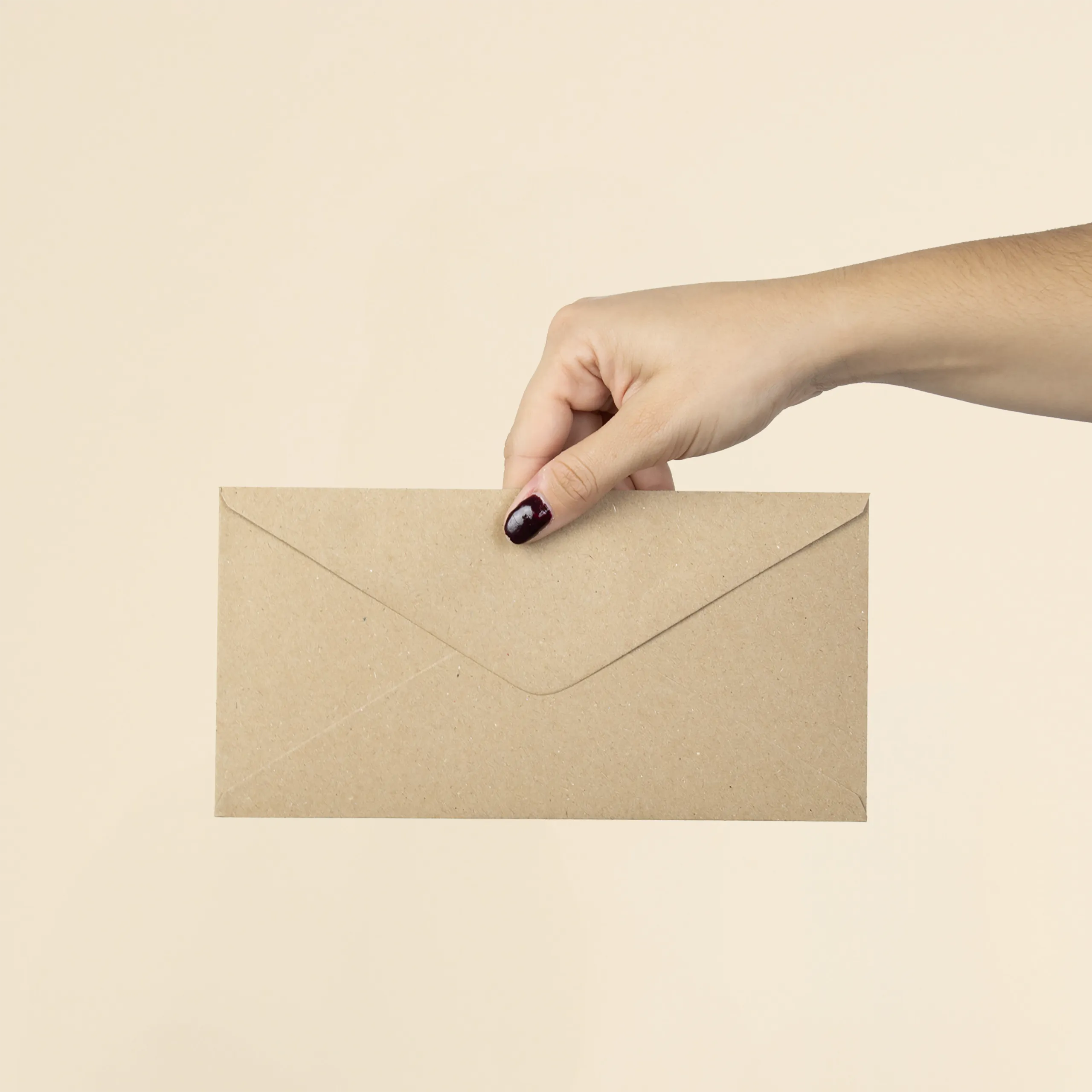 Sobres kraft personalizados DL Mano mostrando la trasera de un sobre kraft en formato DL