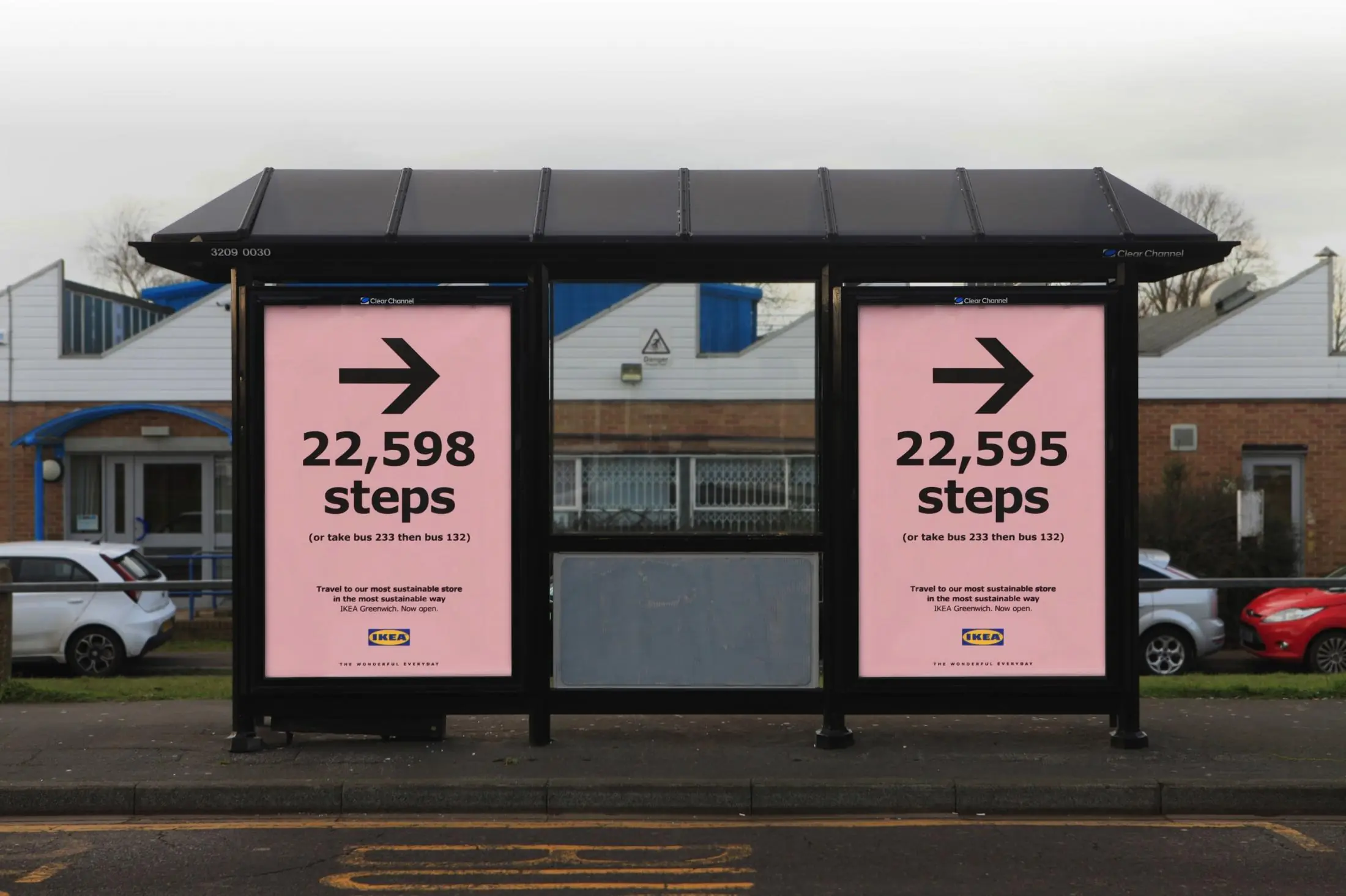 Camapañas marketing sostenible Ikea Parada de autobús con marquesinas publicitarias de una campaña de ikea