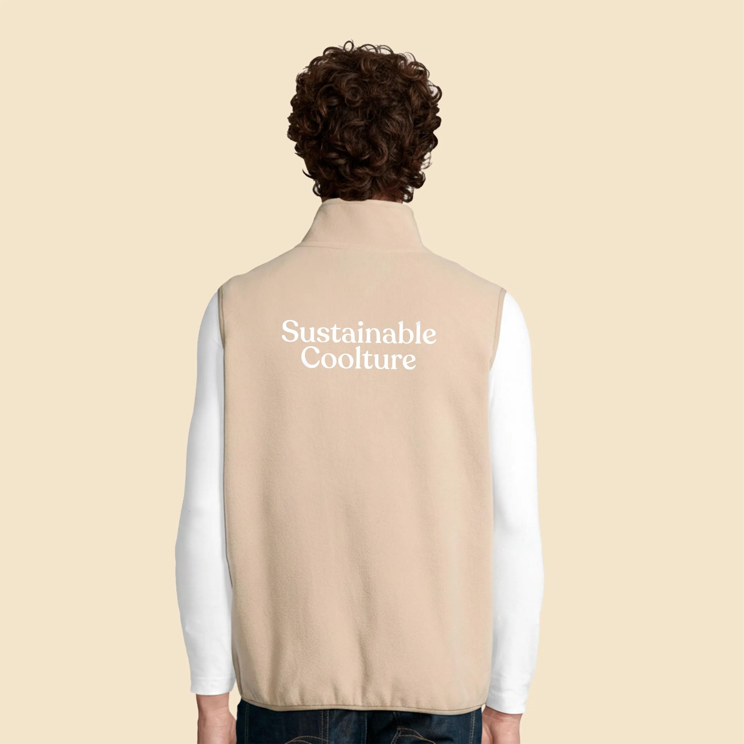 Chico con chaleco polar personalizado beige de espaldas