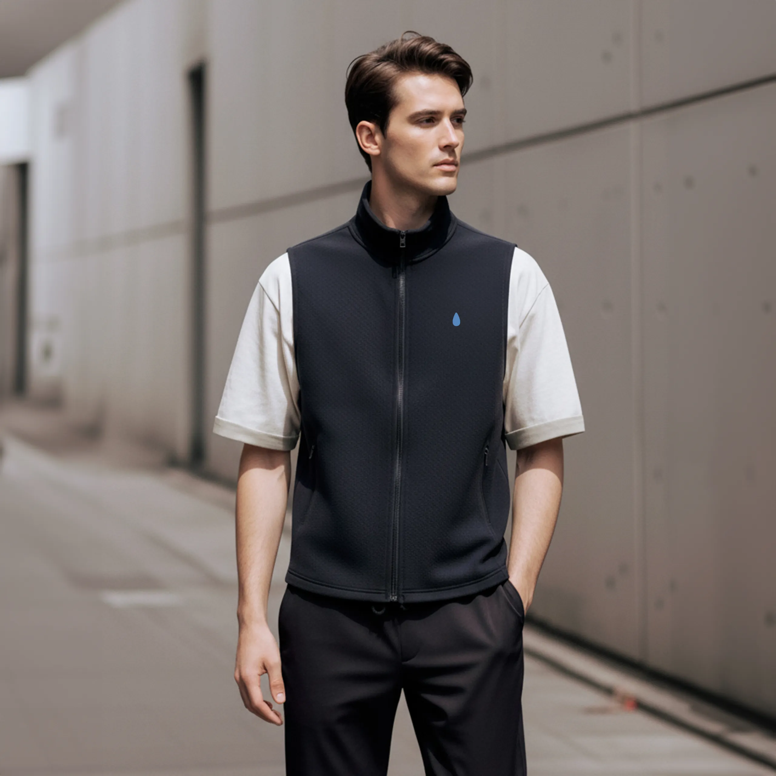 Chico con chaleco polar personalizado negro con cremallera en la calle