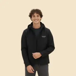 Chico con chaqueta personalizada negra con capucha