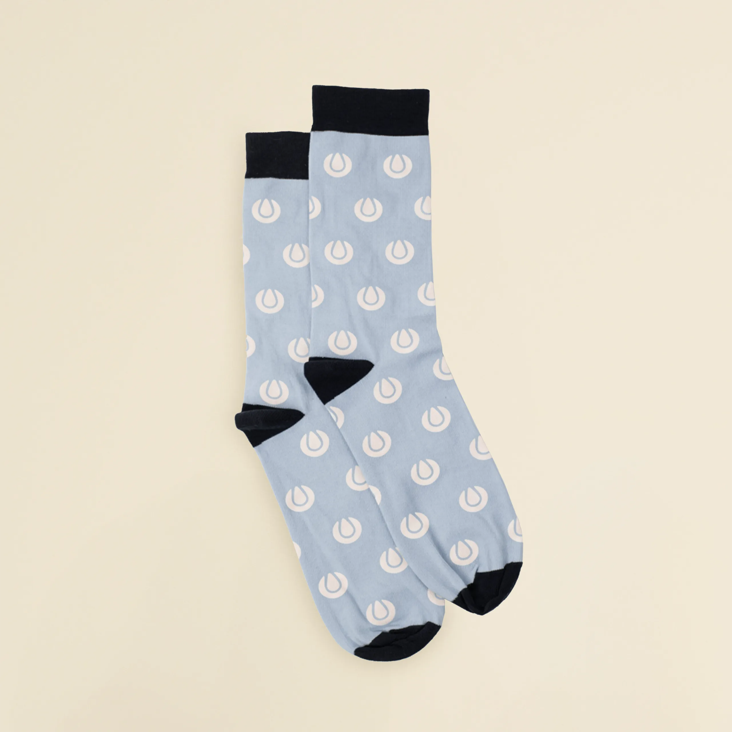 Calcetines personalizados LION Calcetines azules personalizados con logo sobre un fondo beige