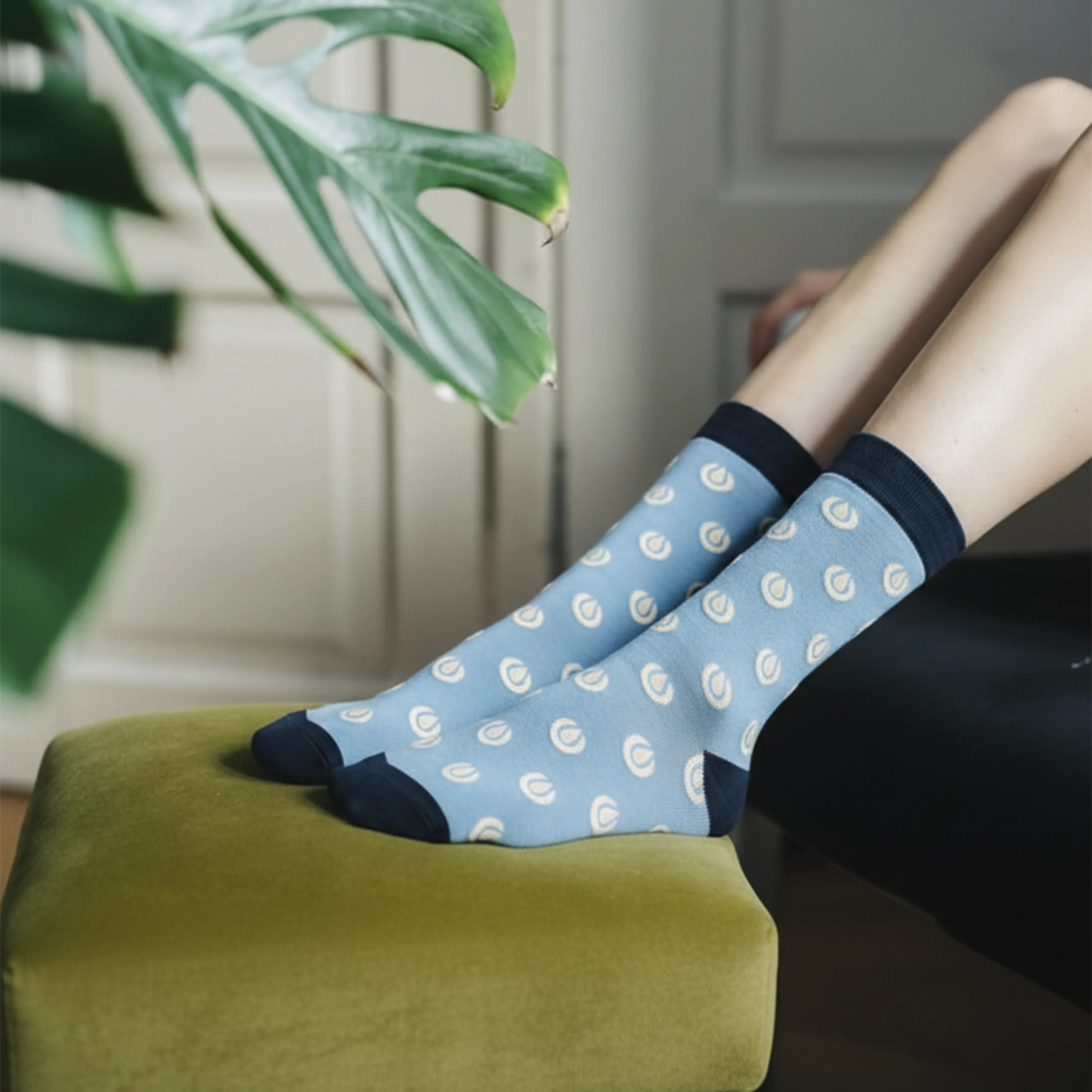 Calcetines personalizados LION Piernas sobre un sofá con calcetines azules personalizados