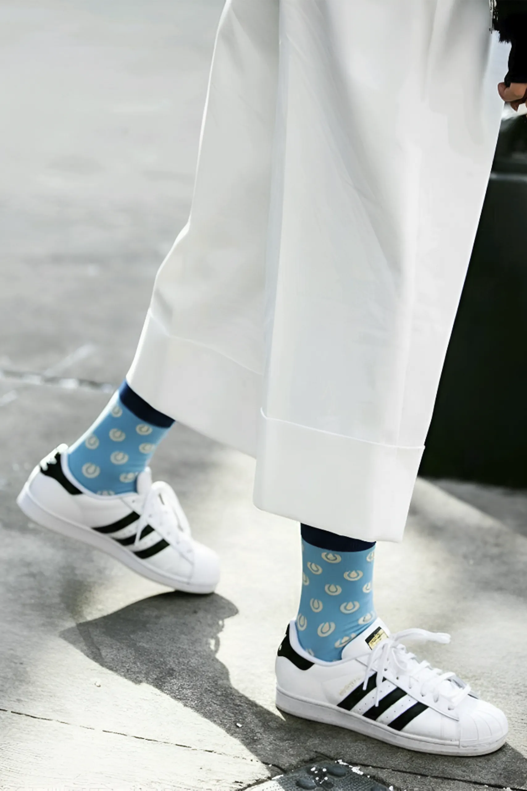 Custom socks LION Modelo con calcetines azules personalizados con logo