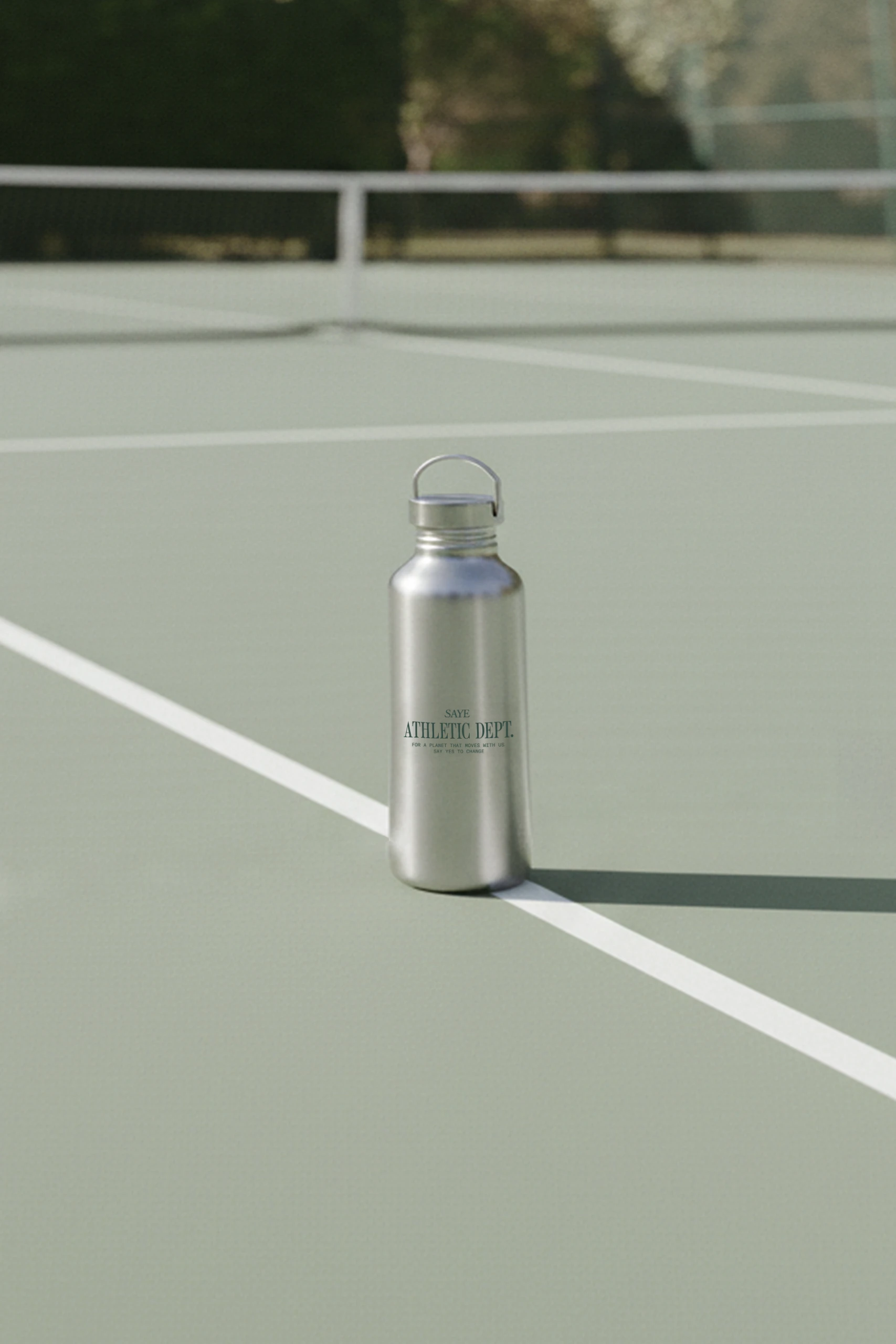 Botella de aluminio sostenible y personalizado en un campo de tenis