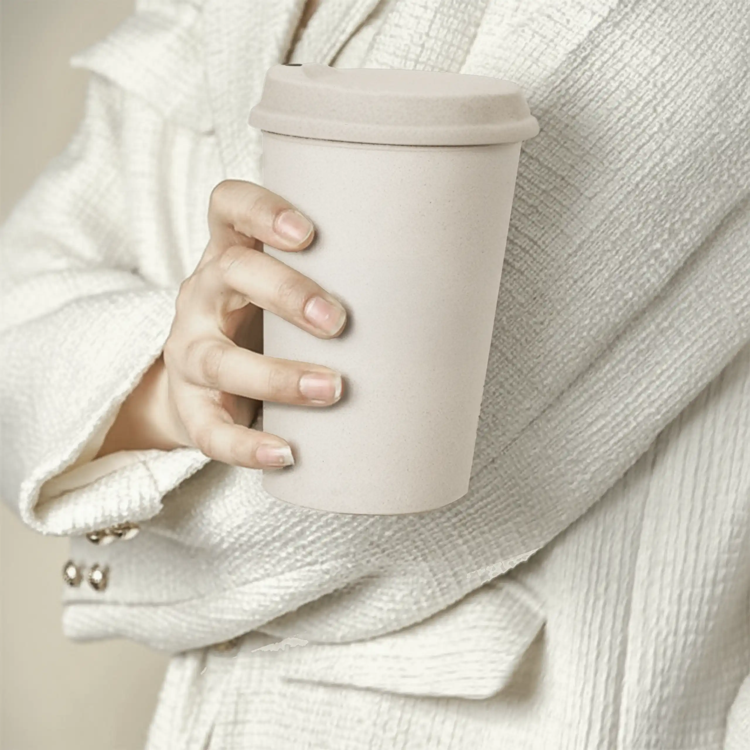 Vaso take away RIZO PLUS Mano de una chica sosteniendo un vaso take away con tapa