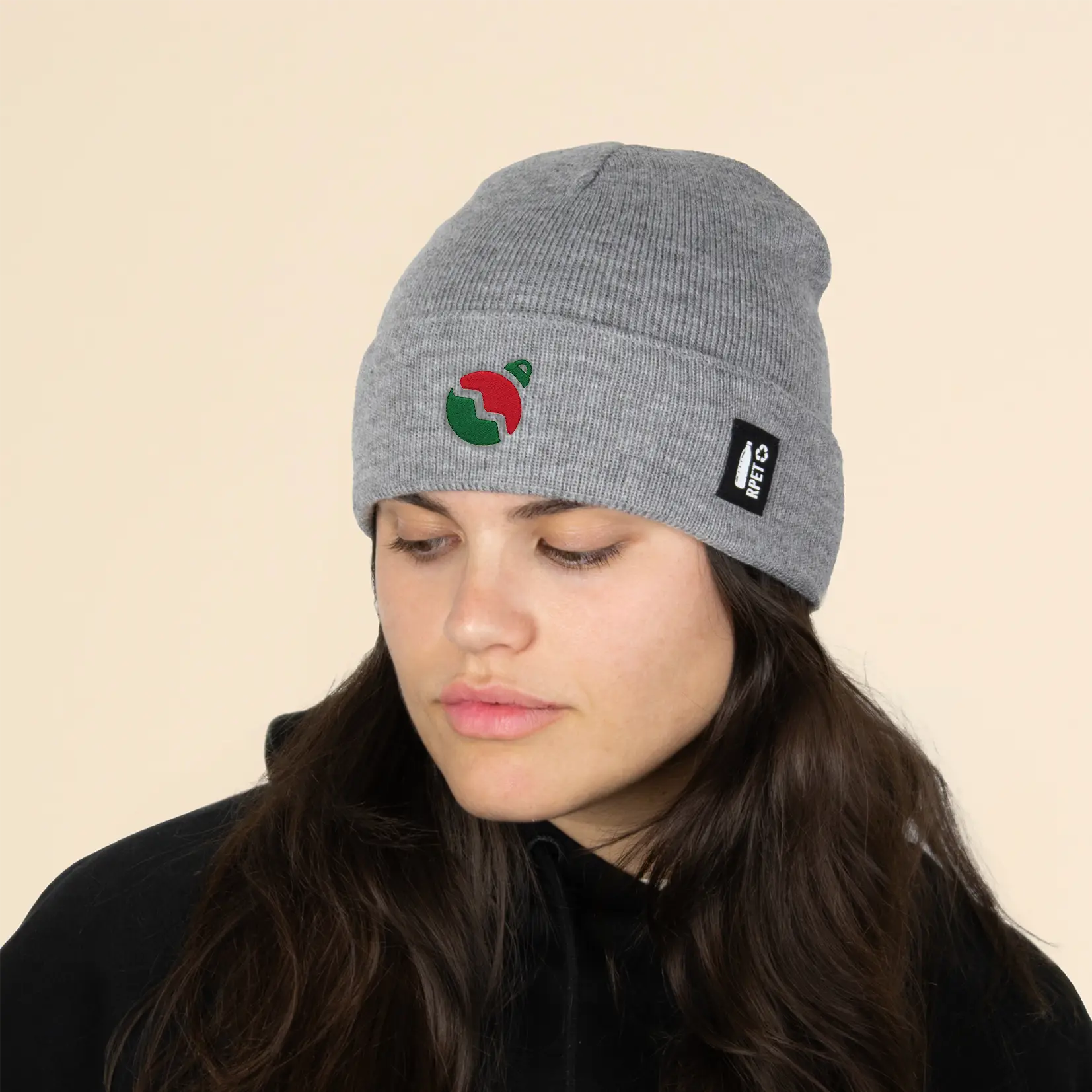 XMAS - Togo Chica con gorro gris ecológico personalizado sobre fondo beige