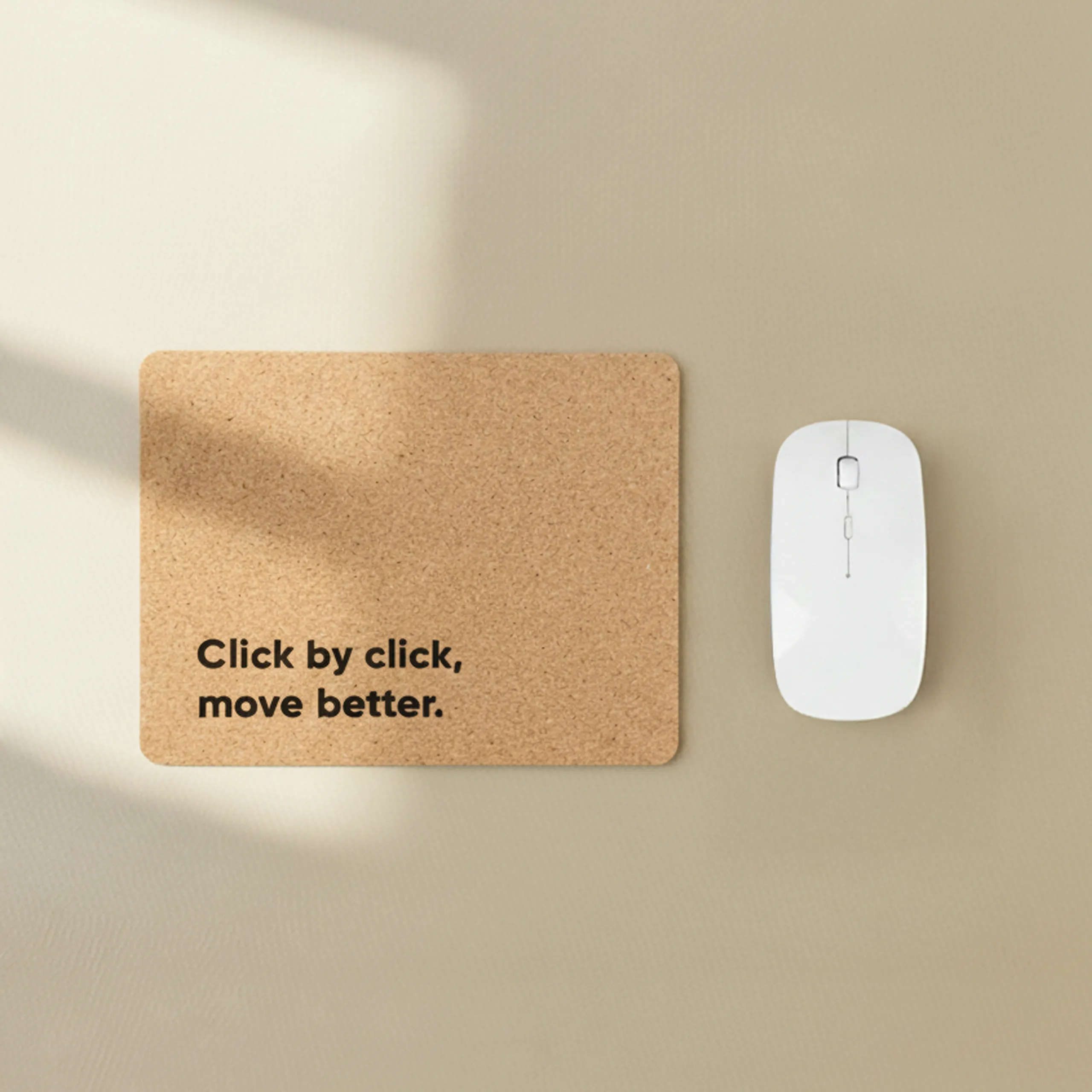 Alfombrilla de ordenador rectangular de corcho personalizada con texto junto a un ratón de ordenador blanco