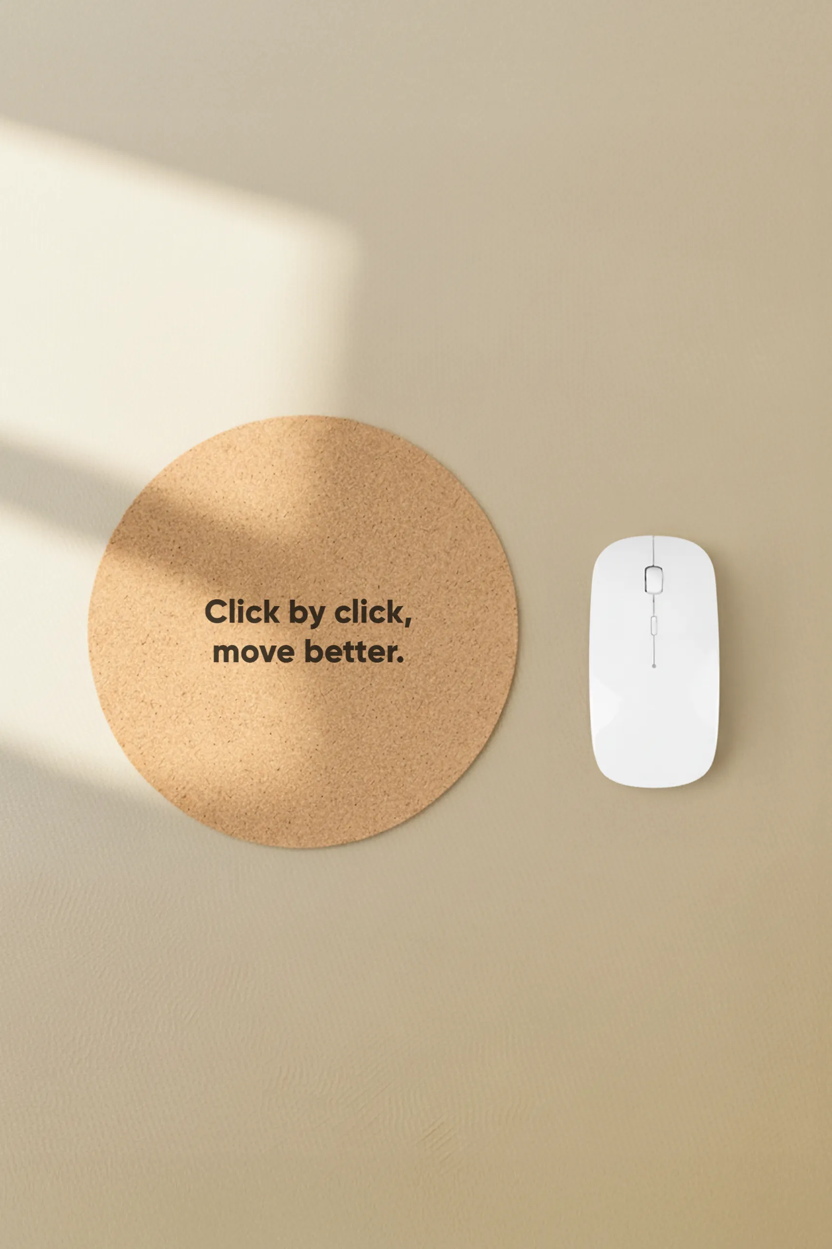 Alfombrilla de ordenador circular de corcho personalizada con texto junto a un ratón de ordenador blanco