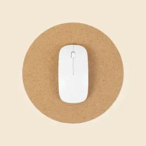 Ratón de ordenador blanco sobre una alfombrilla de ordenador circular de corcho