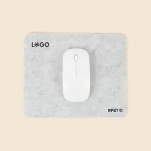 Alfombrilla de fieltro gris personalizada con la palabra "LOGO" en negro en la esquina superior izquierda y un ratón de ordenador blanco encima