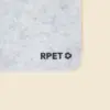 Alfombrilla de fieltro personalizada MOVA Detalle de la palabra "RPET" impresa en negro en la esquina inferior derecha de una alfombrilla de ordenador de fieltro gris