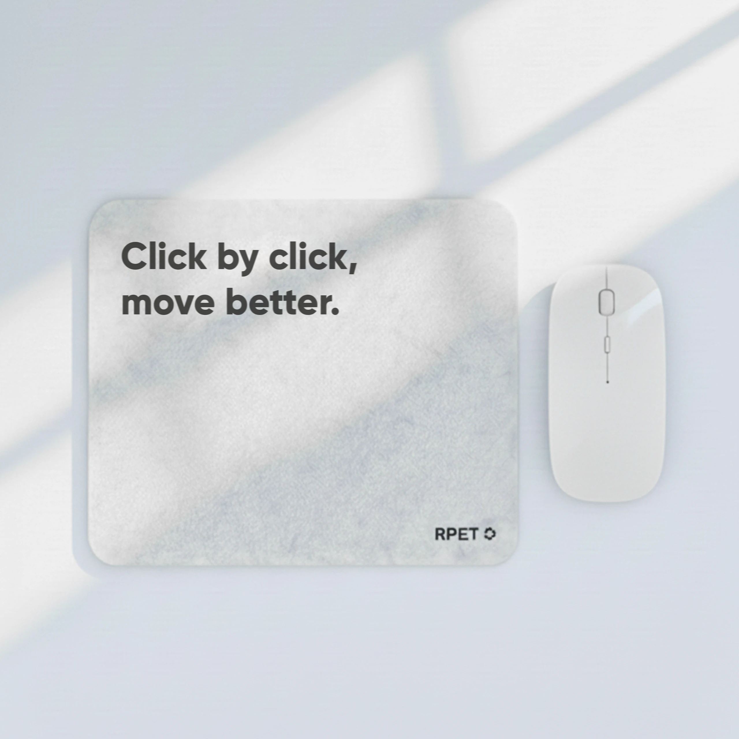 Alfombrilla de fieltro personalizada MOVA Una alfombrilla de ordenador de fieltro gris personalizada junto a un ratón de ordenador blanco