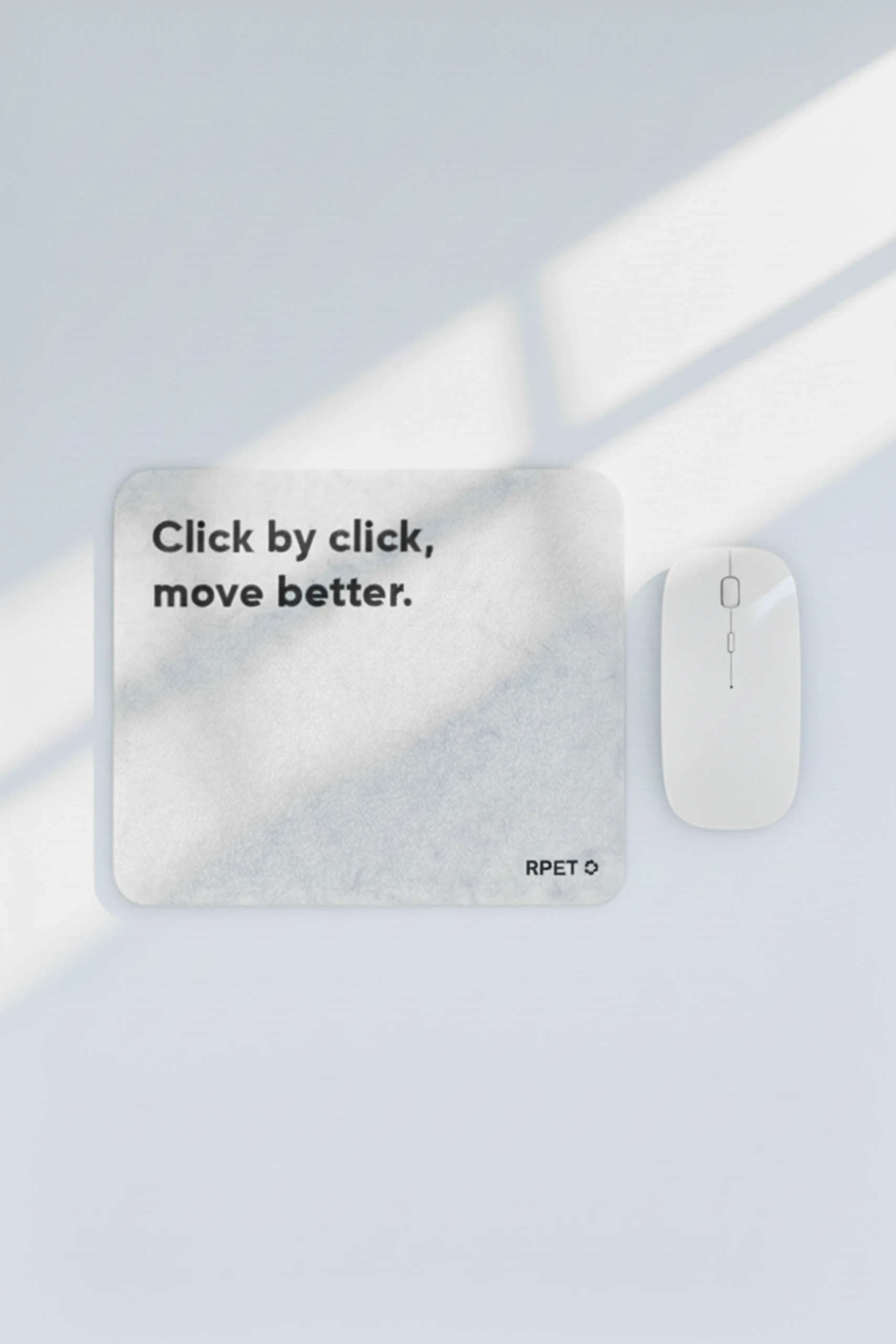 Una alfombrilla de ordenador de fieltro gris personalizada junto a un ratón de ordenador blanco