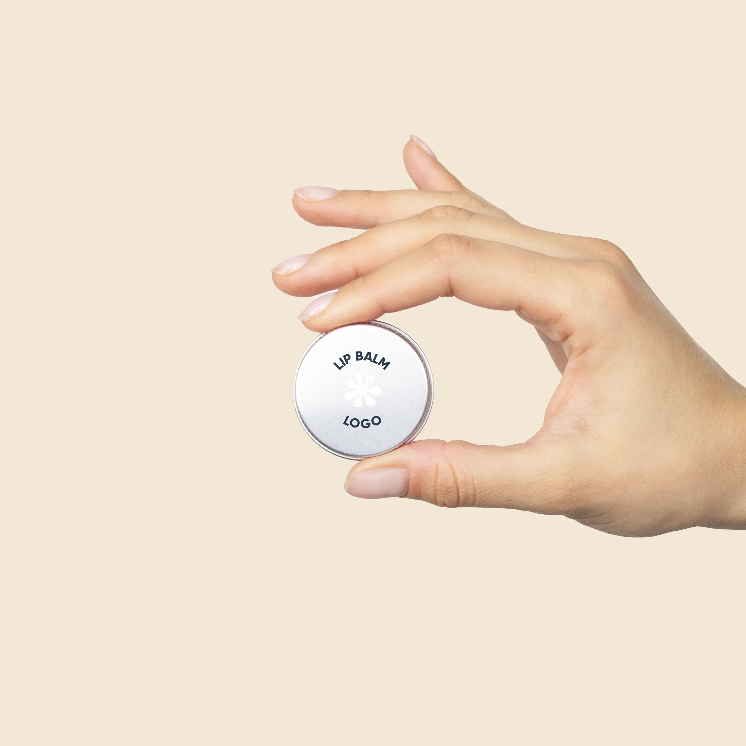 Bálsamo labial con olor a vainilla personalizado sujeto por una mano