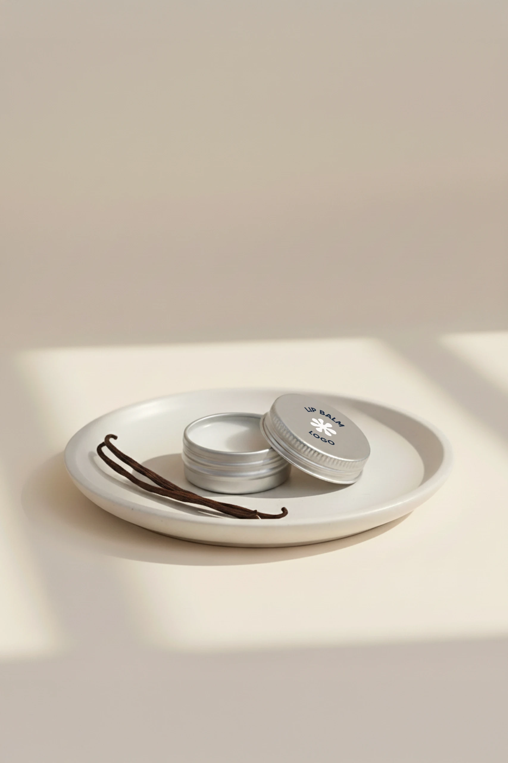 Bálsamo labial abierto con olor a vainilla personalizado a todo color en un plato