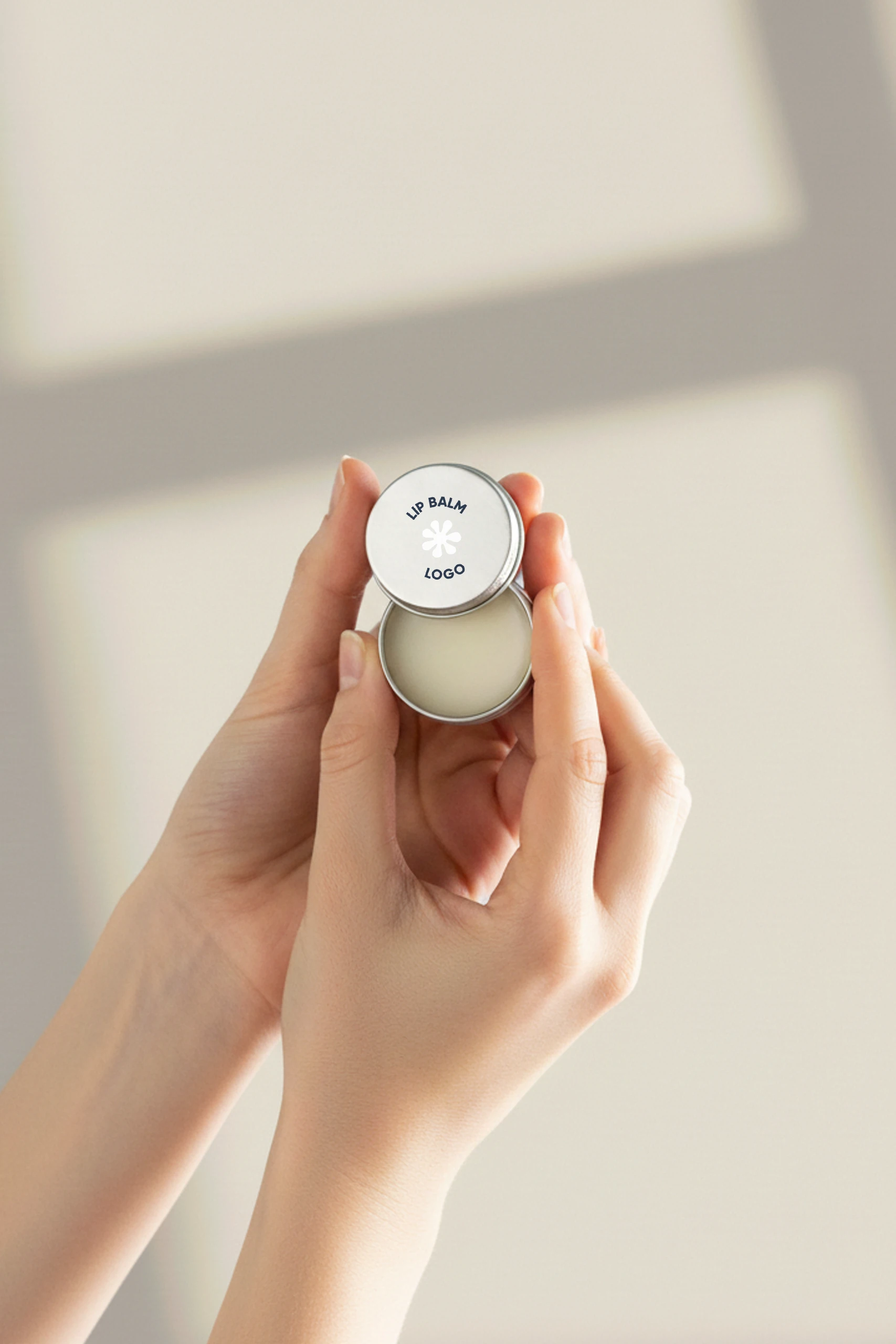Bálsamo labial abierto con olor a vainilla personalizado a todo color con dos manos sujetandolo