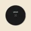 Cargador inalámbrico negro personalizado con la palabra 'LOGO'