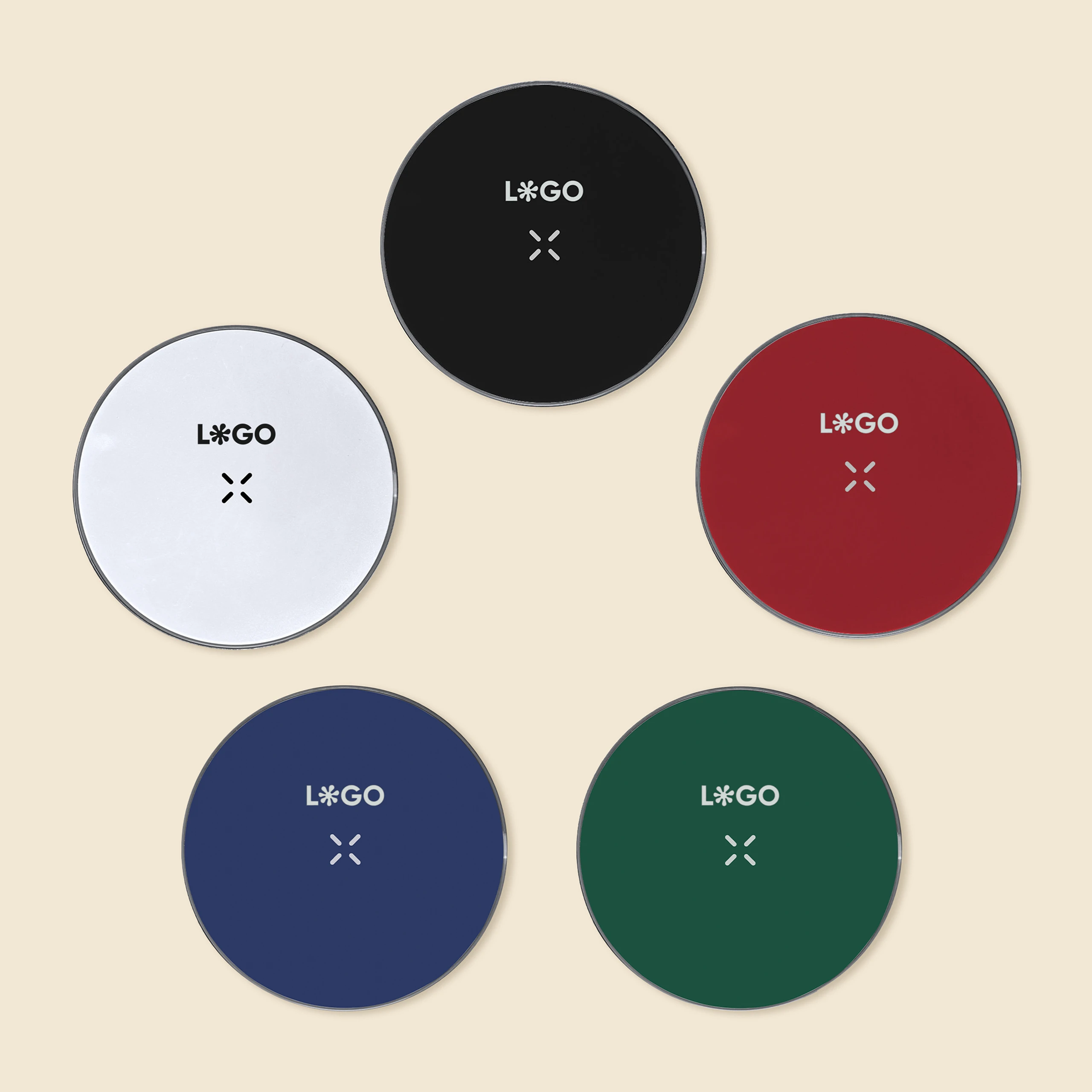 Ciinco cargadores inalámbricos personalizados con la palabra 'LOGO'