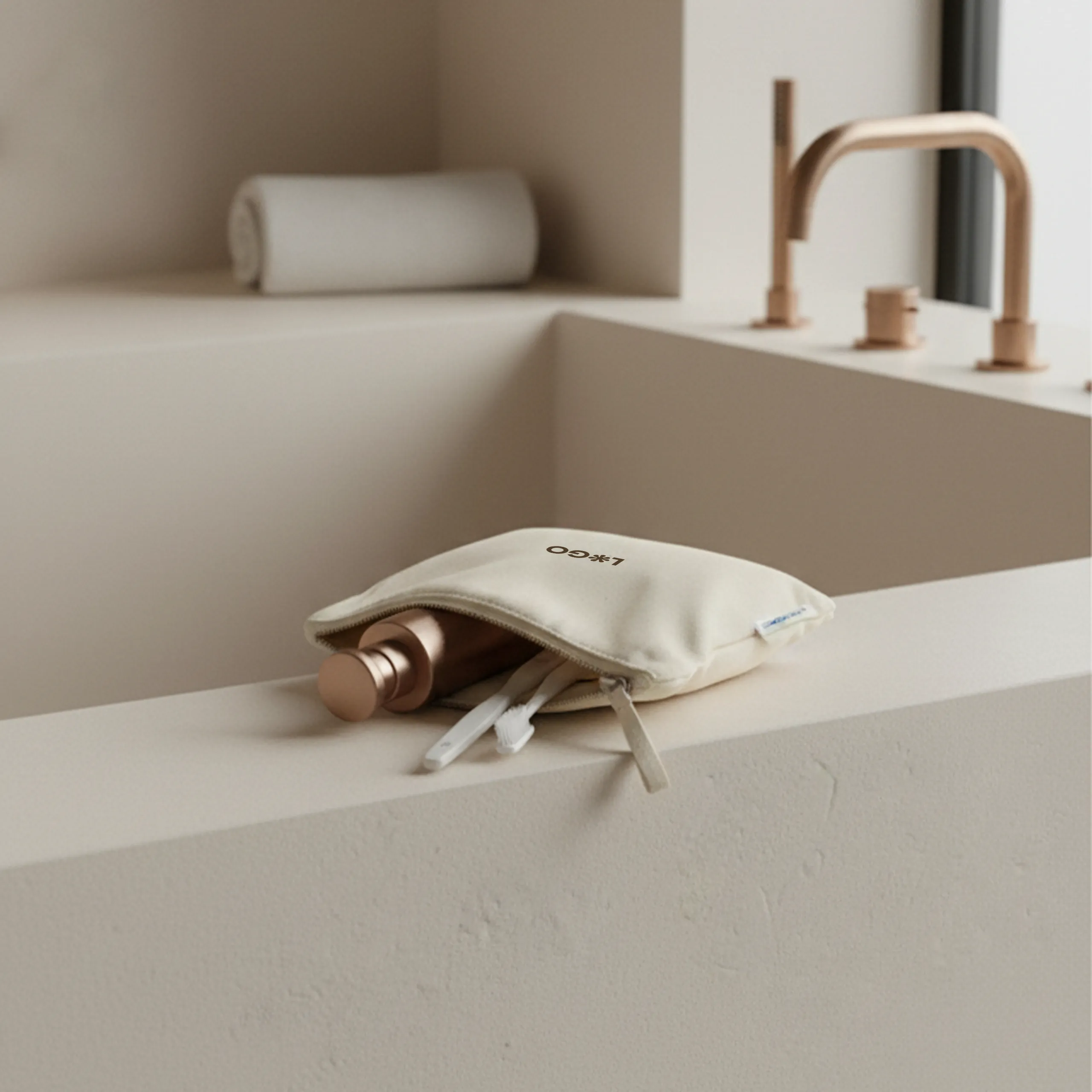 Un neceser beige de algodón abierto personalizado con la palabra "LOGO" en marrón apoyado en el borde de una bañera