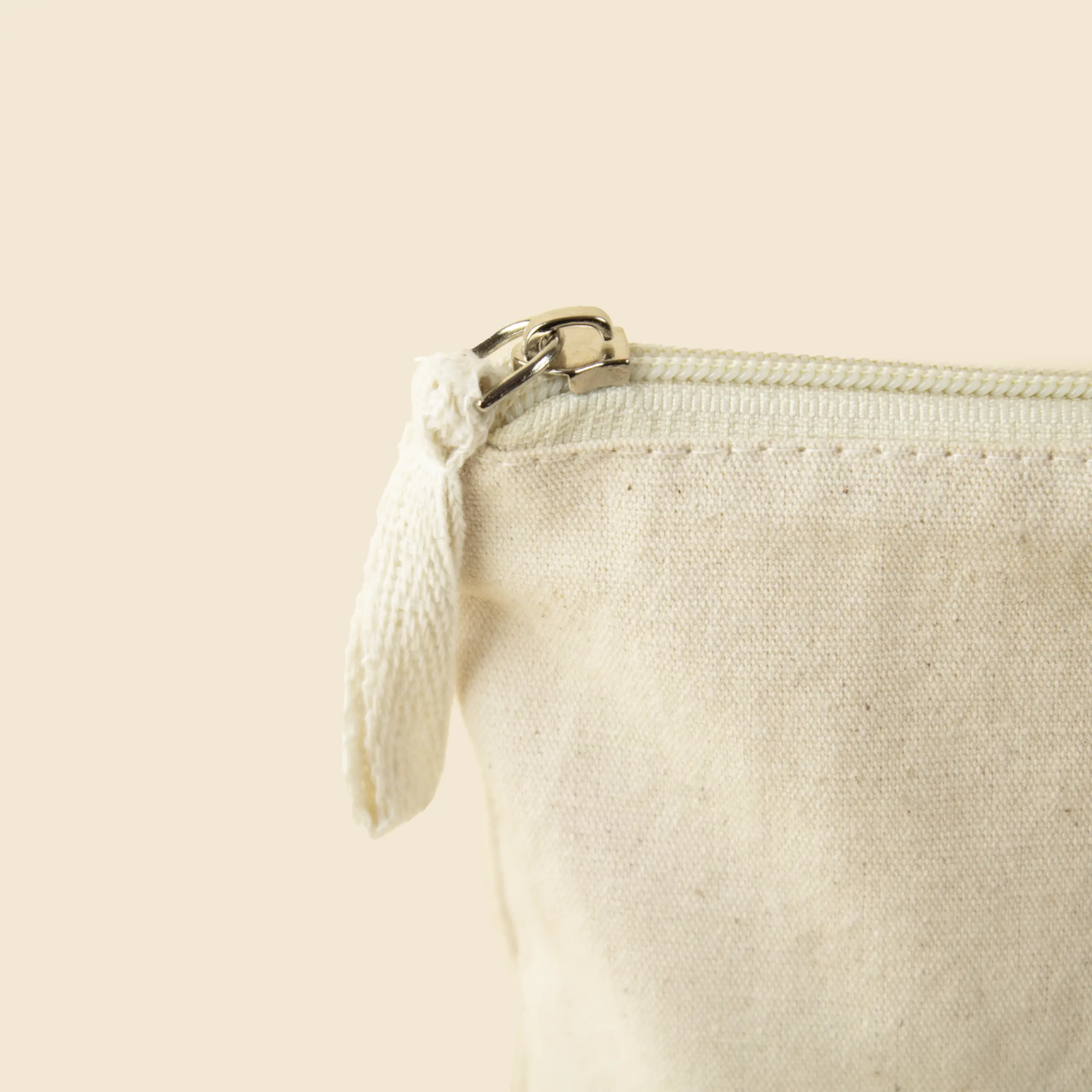 Detalle de cremallera de neceser beige de algodón