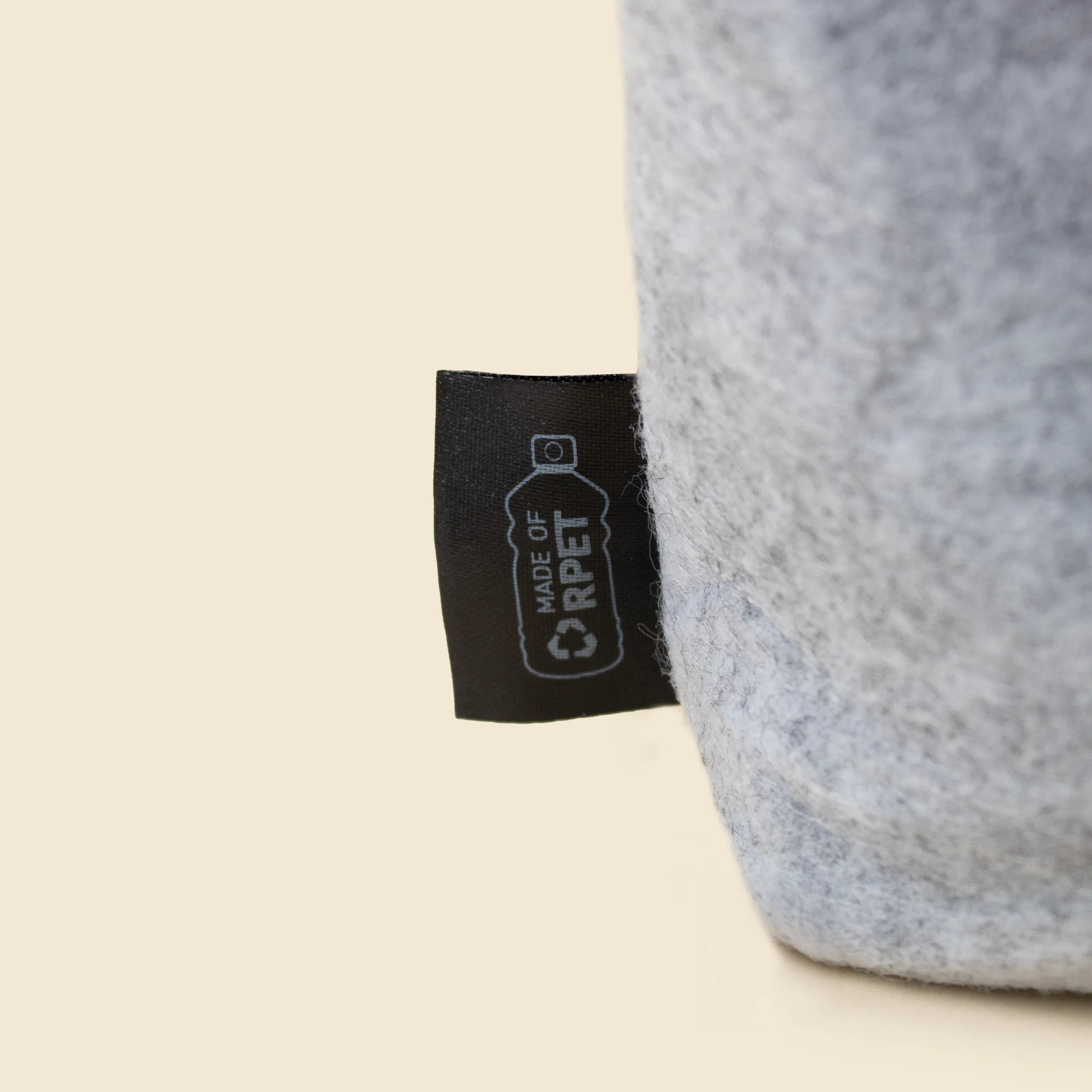 Neceser de viaje personalizado ARLO Etiqueta negra identificativa "made of RPET" de un neceser de viaje de color gris