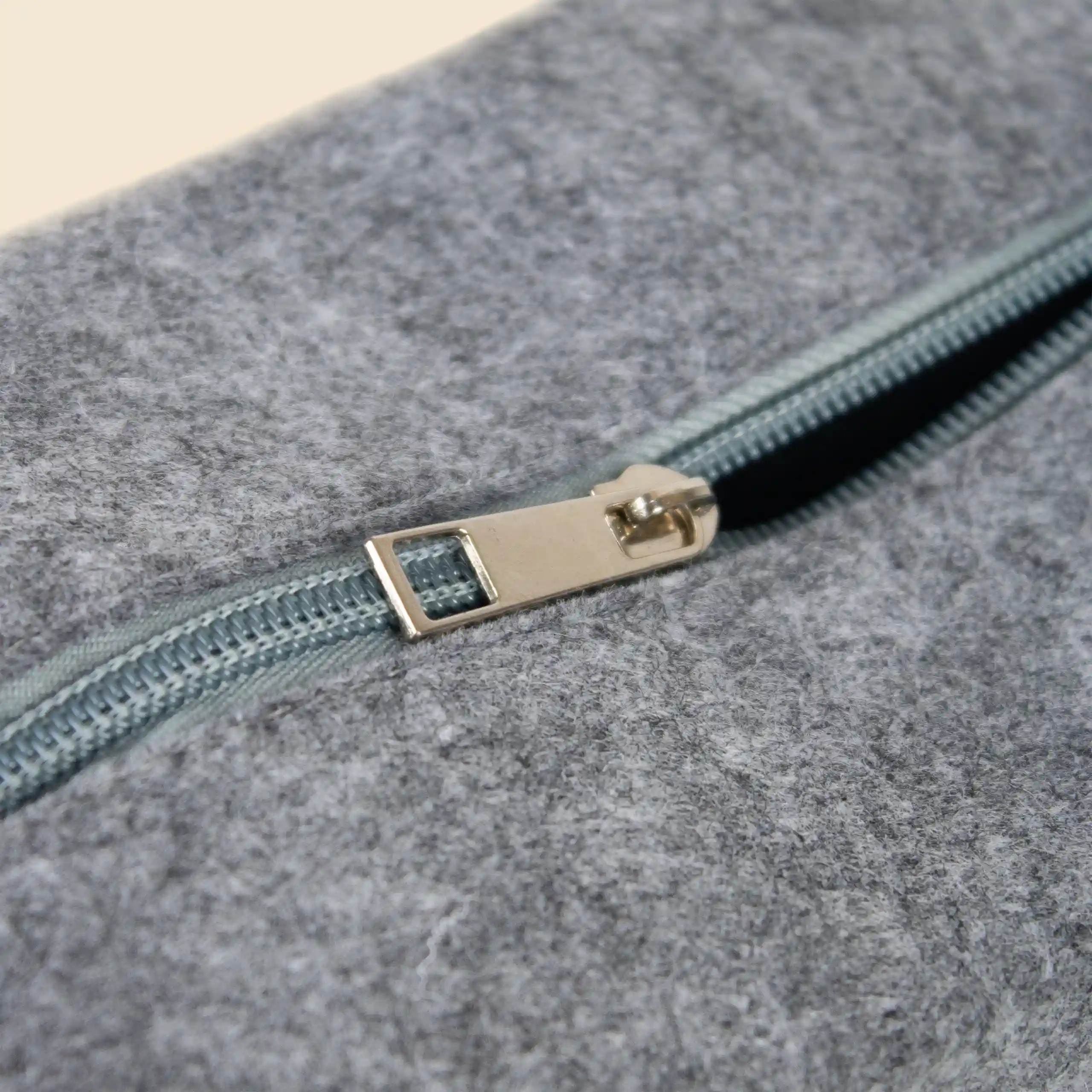 Detalle de cremallera abierta de un neceser de fieltro
