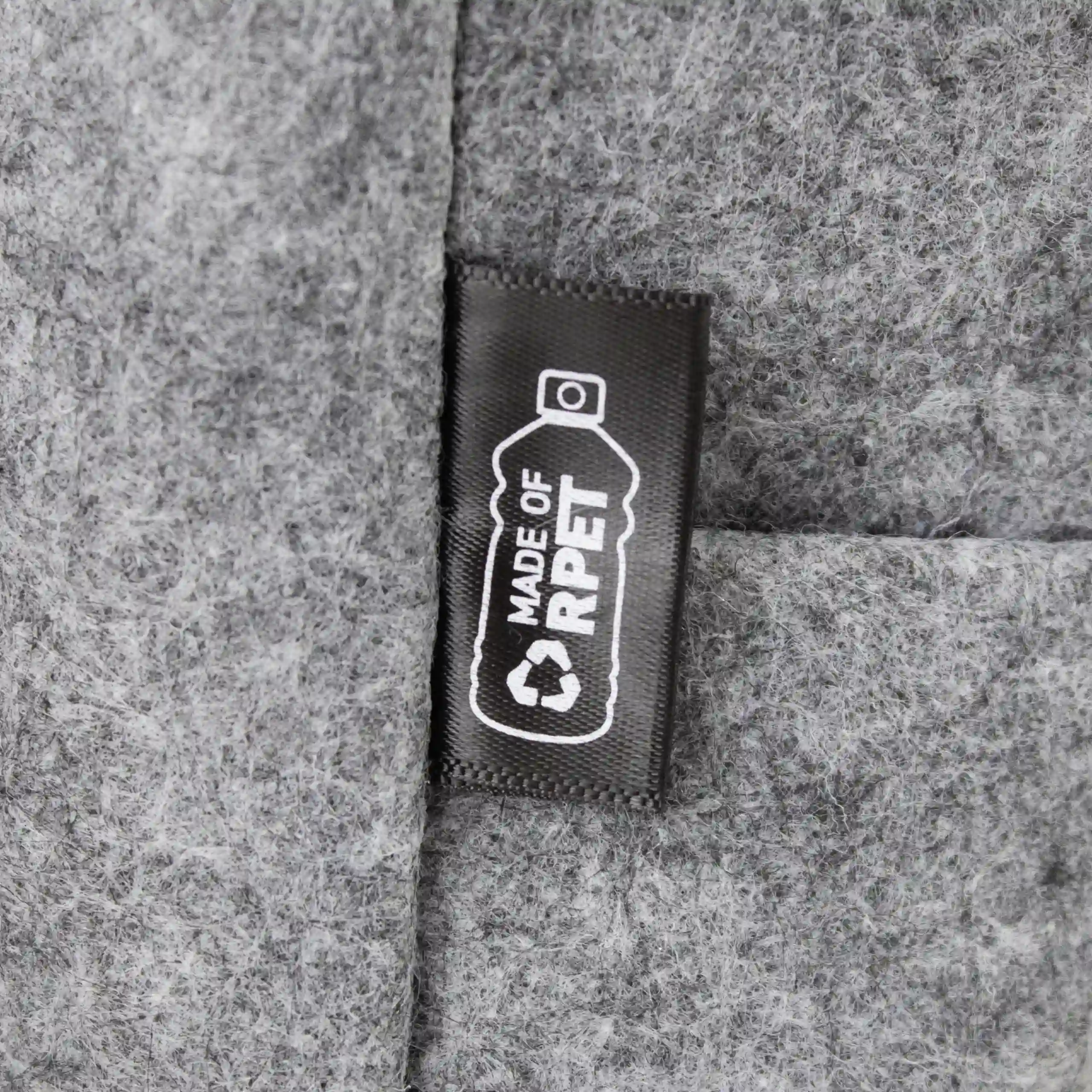 Etiqueta negra con el distintivo 'made of RPET' impreso en blanco