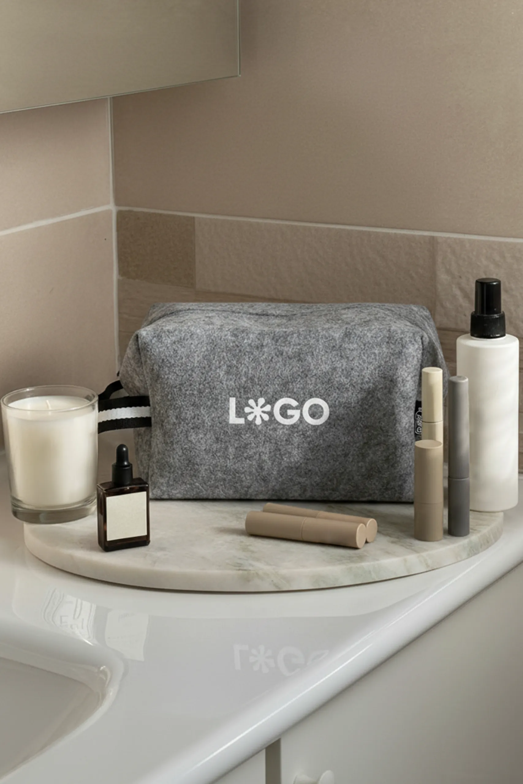 Neceser de fieltro con asa y personalización a todo color en blanco en un baño con productos de cosmética en su alrededor