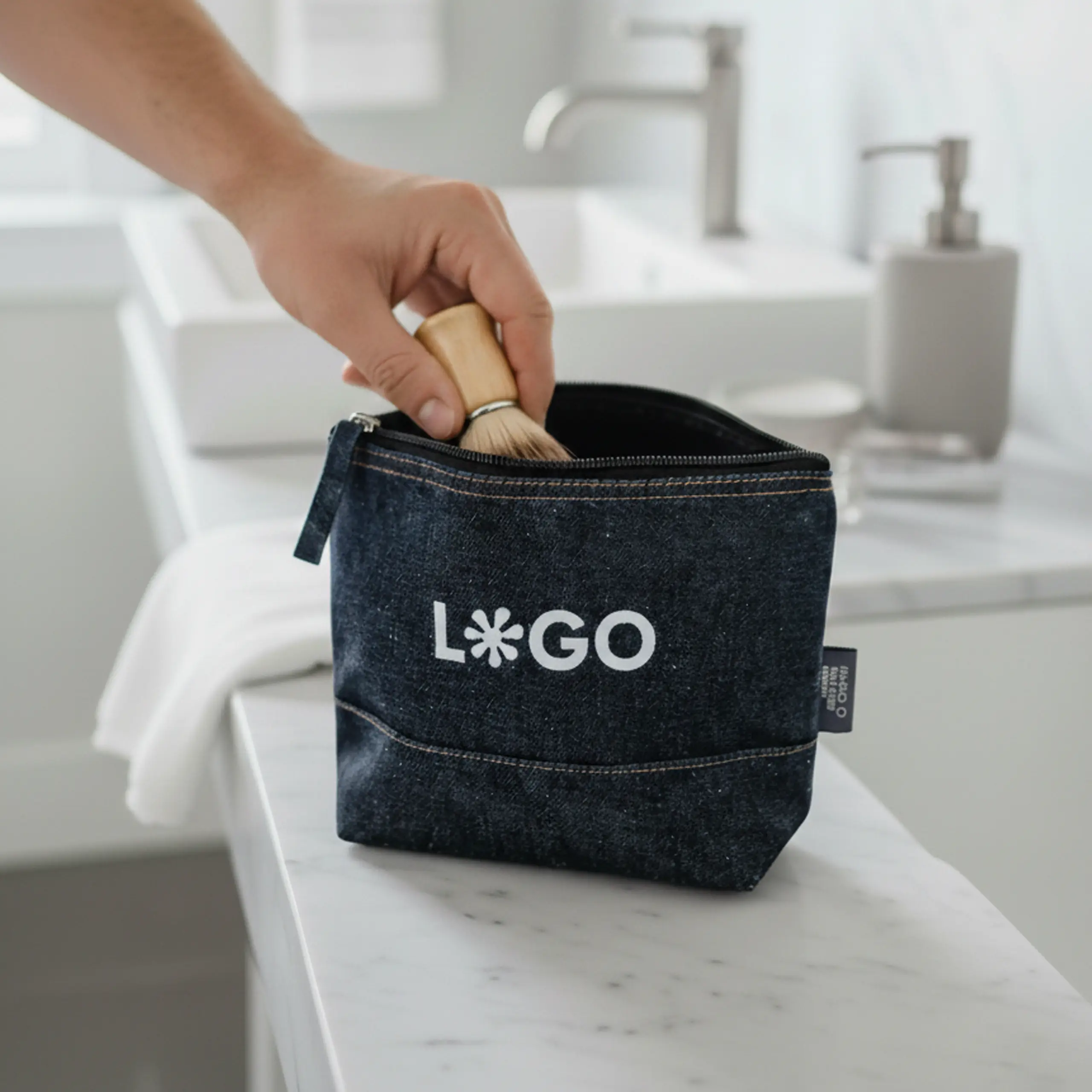 Neceser vaquero personalizado NUDO Neceser de vaquero personalizado con la palabra 'logo' en blanco en un baño