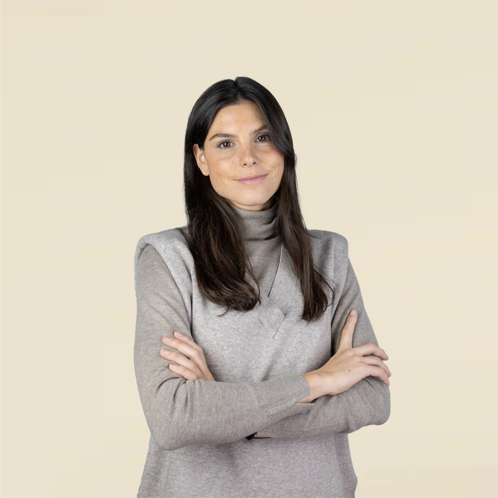 Nosotros Gala 2 Chico moreno de frente llevando jeans y una sudadera blanca con capucha personalizada