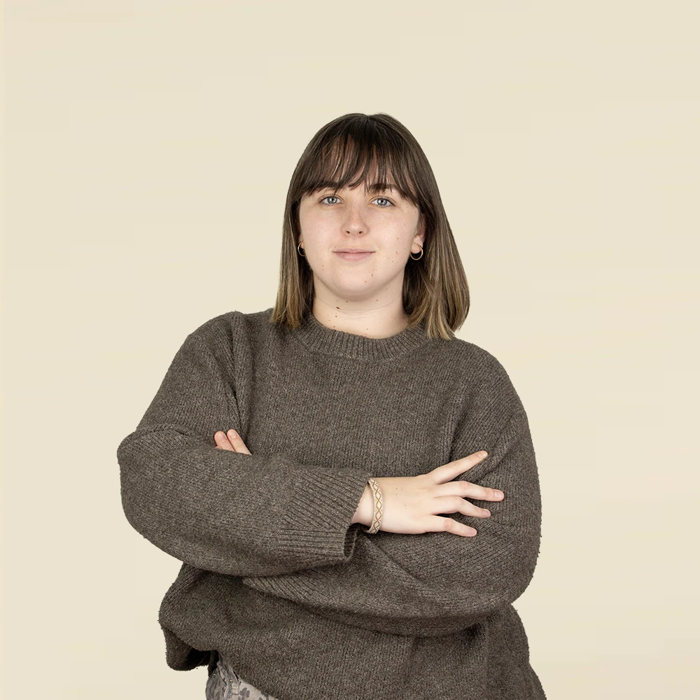 Nosotros Patri Chico moreno de frente llevando jeans y una sudadera blanca con capucha personalizada