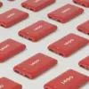 Batería externa personalizada REVOLT Conjunto de baterías externas de color rojo personalizadas con la palabra "LOGO" en blanco