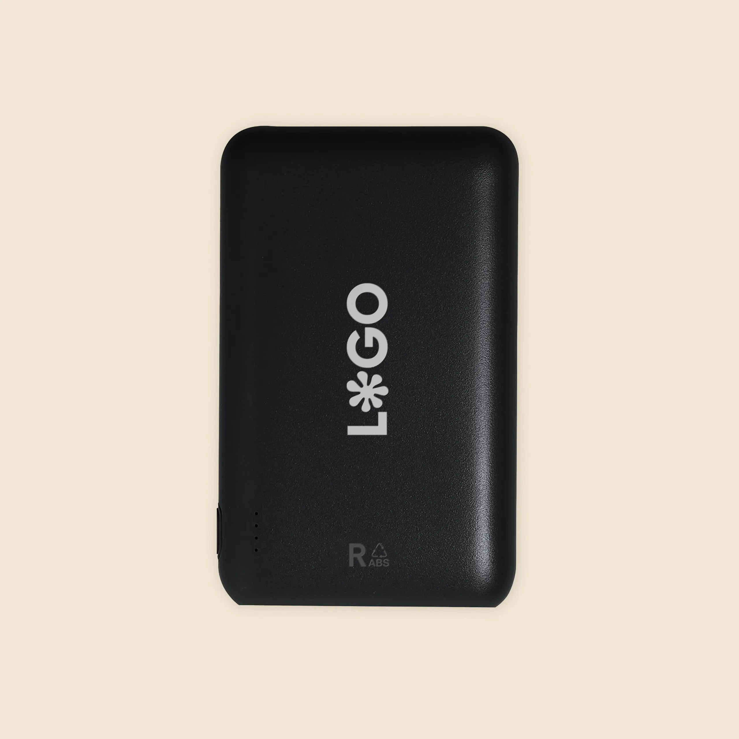 Batería externa de color negro personalizada con la palabra "LOGO" en blanco