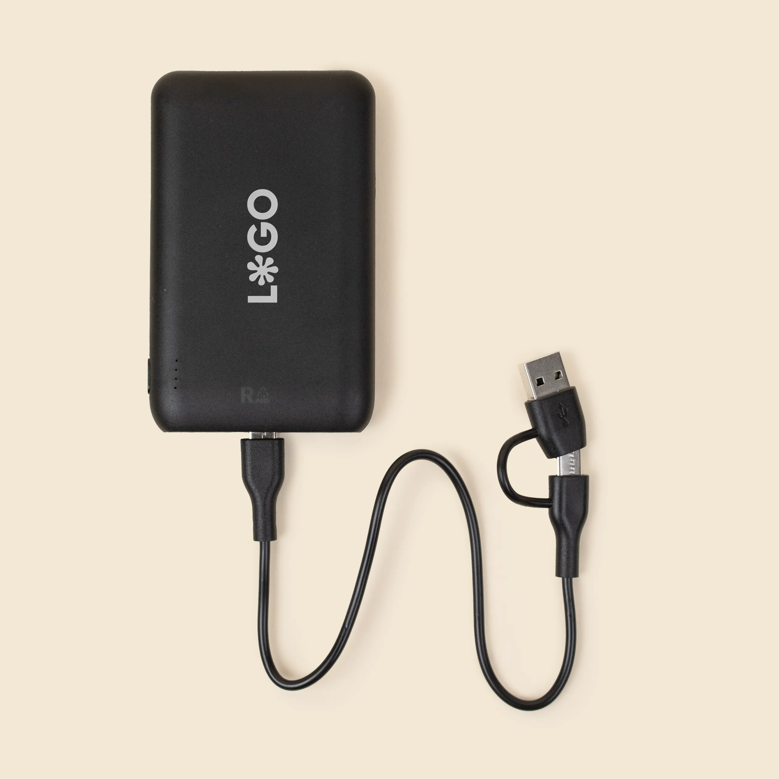 Batería externa personalizada REVOLT Batería externa de color negro personalizada con la palabra "LOGO" en blanco, junto a su cable conector